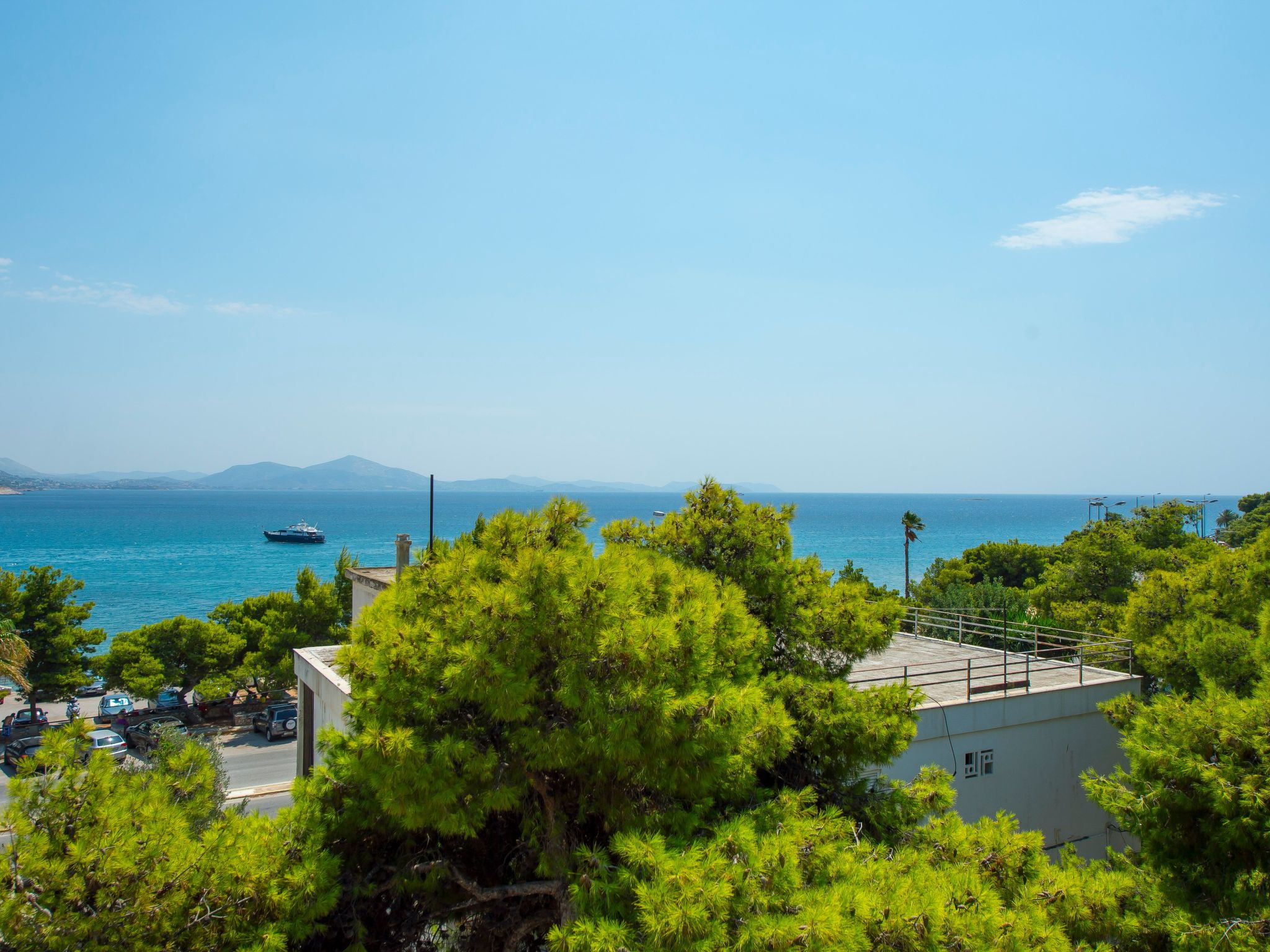 The apartment house is situated on the edge of a park, with the church Naos Kimiseos Theotokou in the middle. The house is 90 metres from the sea and accessed along Poseidonos Avenue. The apartment is..