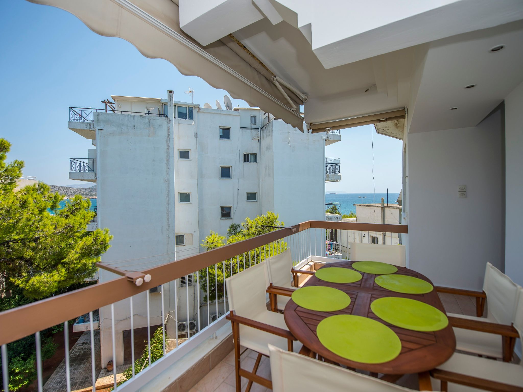 The apartment house is situated on the edge of a park, with the church Naos Kimiseos Theotokou in the middle. The house is 90 metres from the sea and accessed along Poseidonos Avenue. The apartment is..