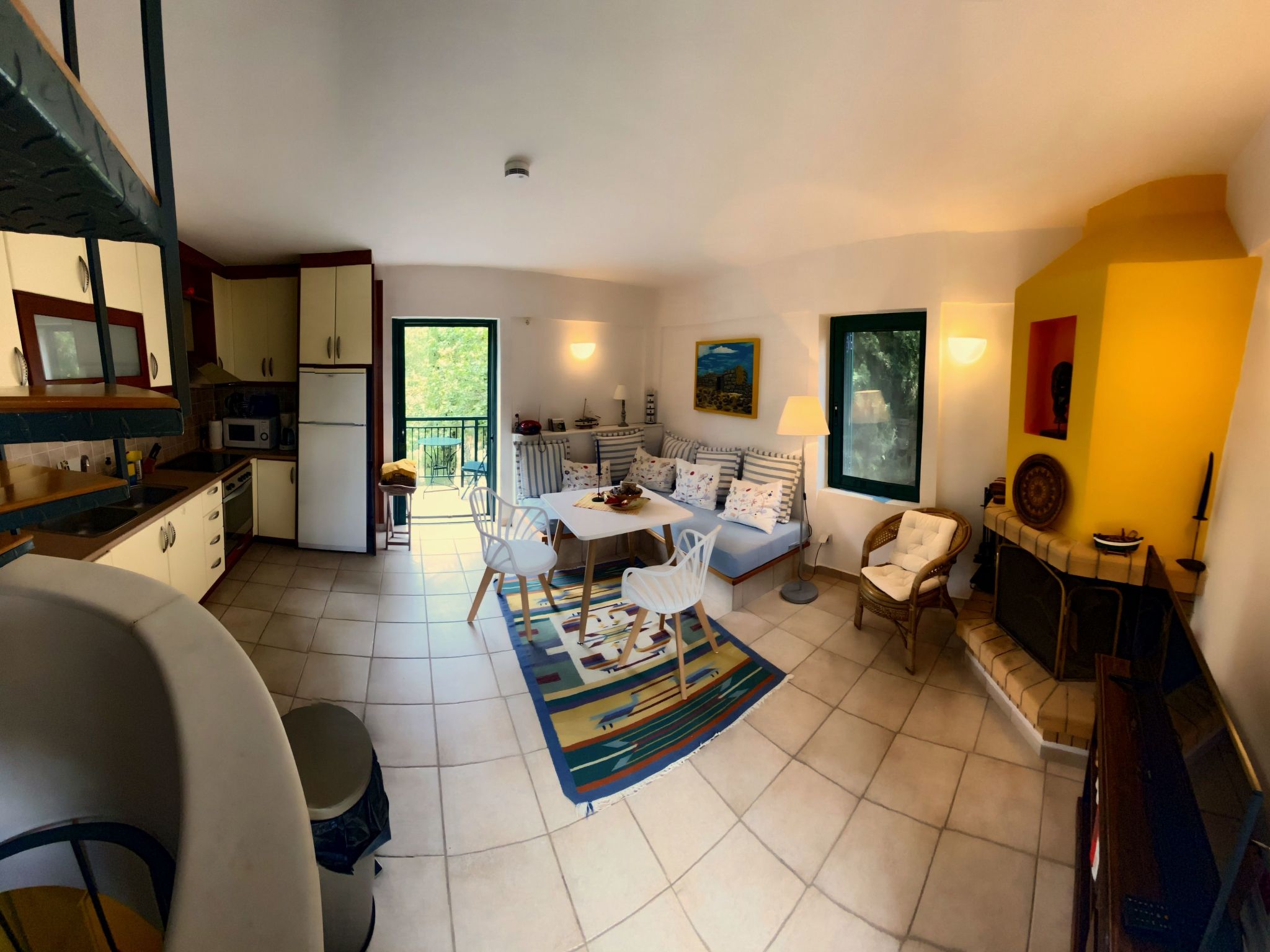 In Paralia Sergoulas mit Kleinem Balkon-Binnen