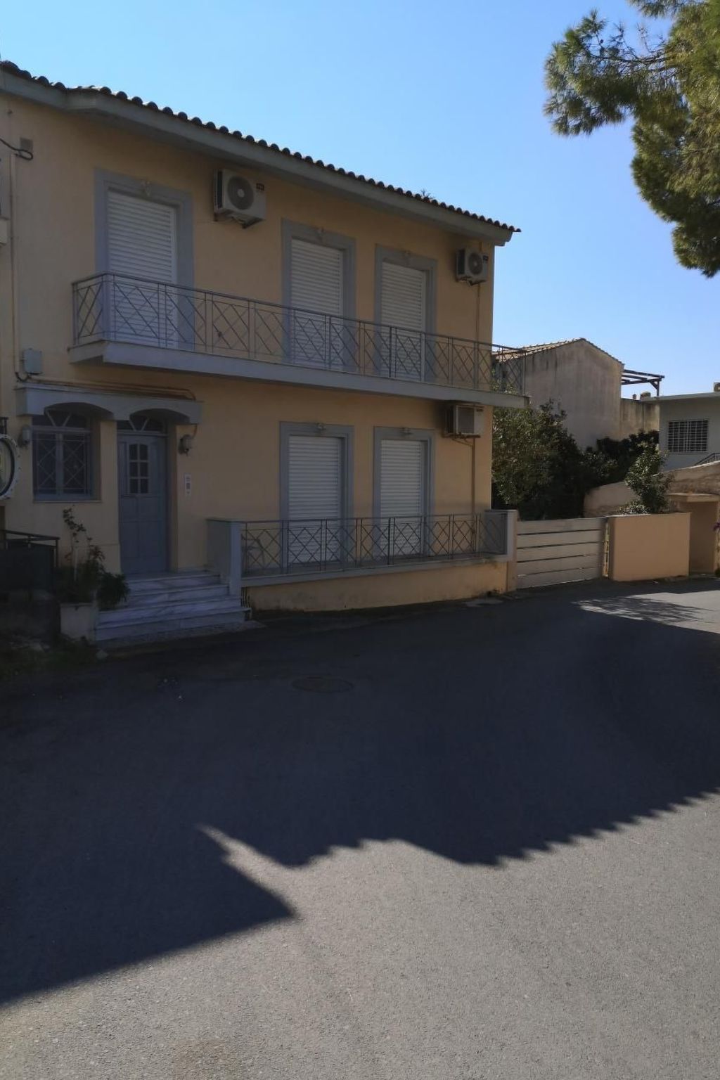 mit Blick auf das Wasser