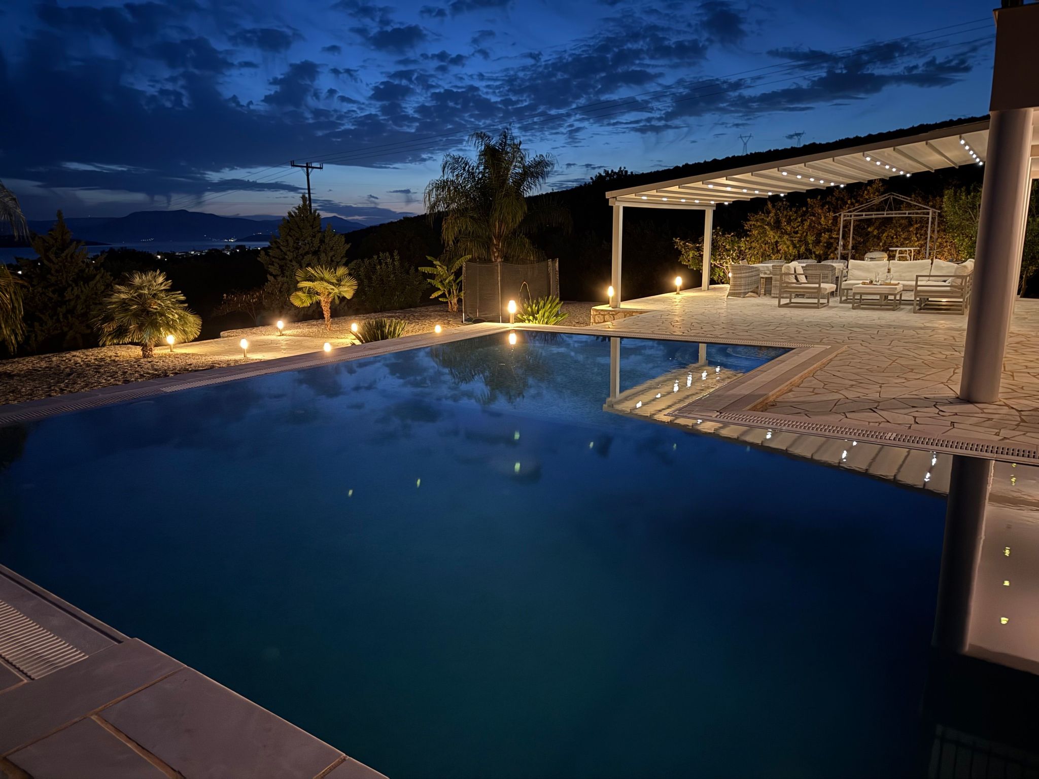 Anwesen "Villa Livadia" mit Infinity-Pool-Buiten