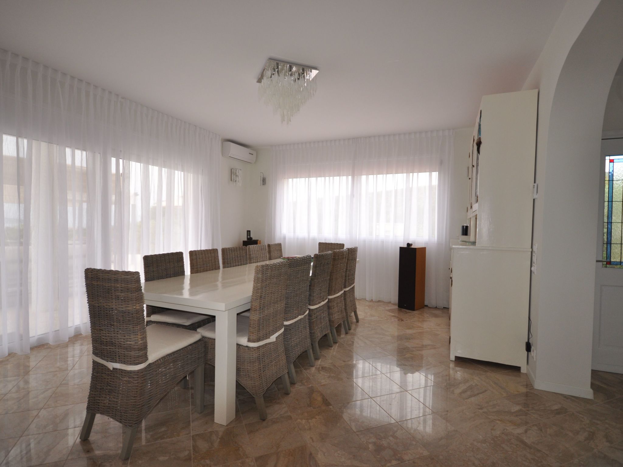 Anwesen "Villa Livadia" mit Infinity-Pool-Binnen