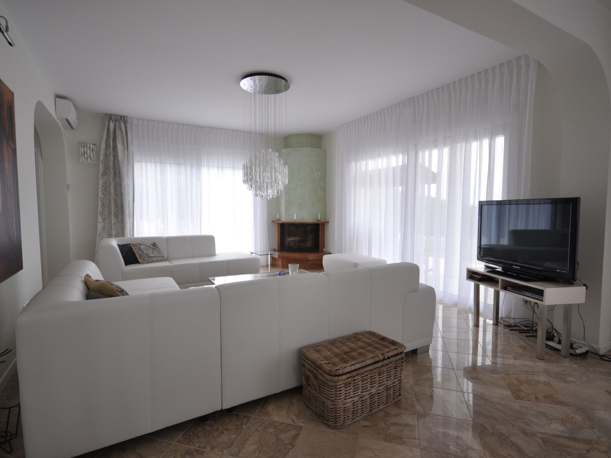 Anwesen "Villa Livadia" mit Infinity-Pool-Binnen