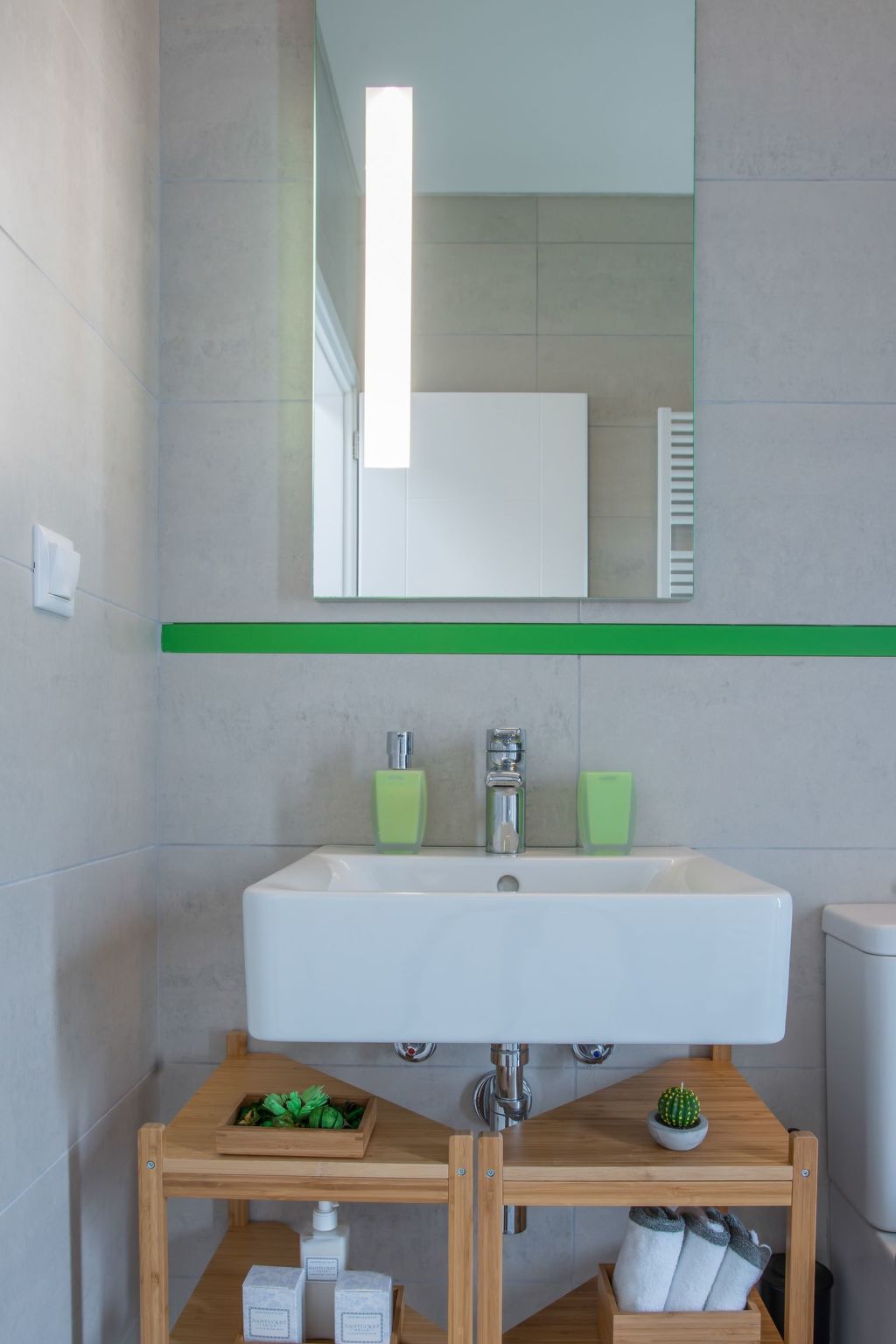 Mit Blick auf das Wasser-Dedans