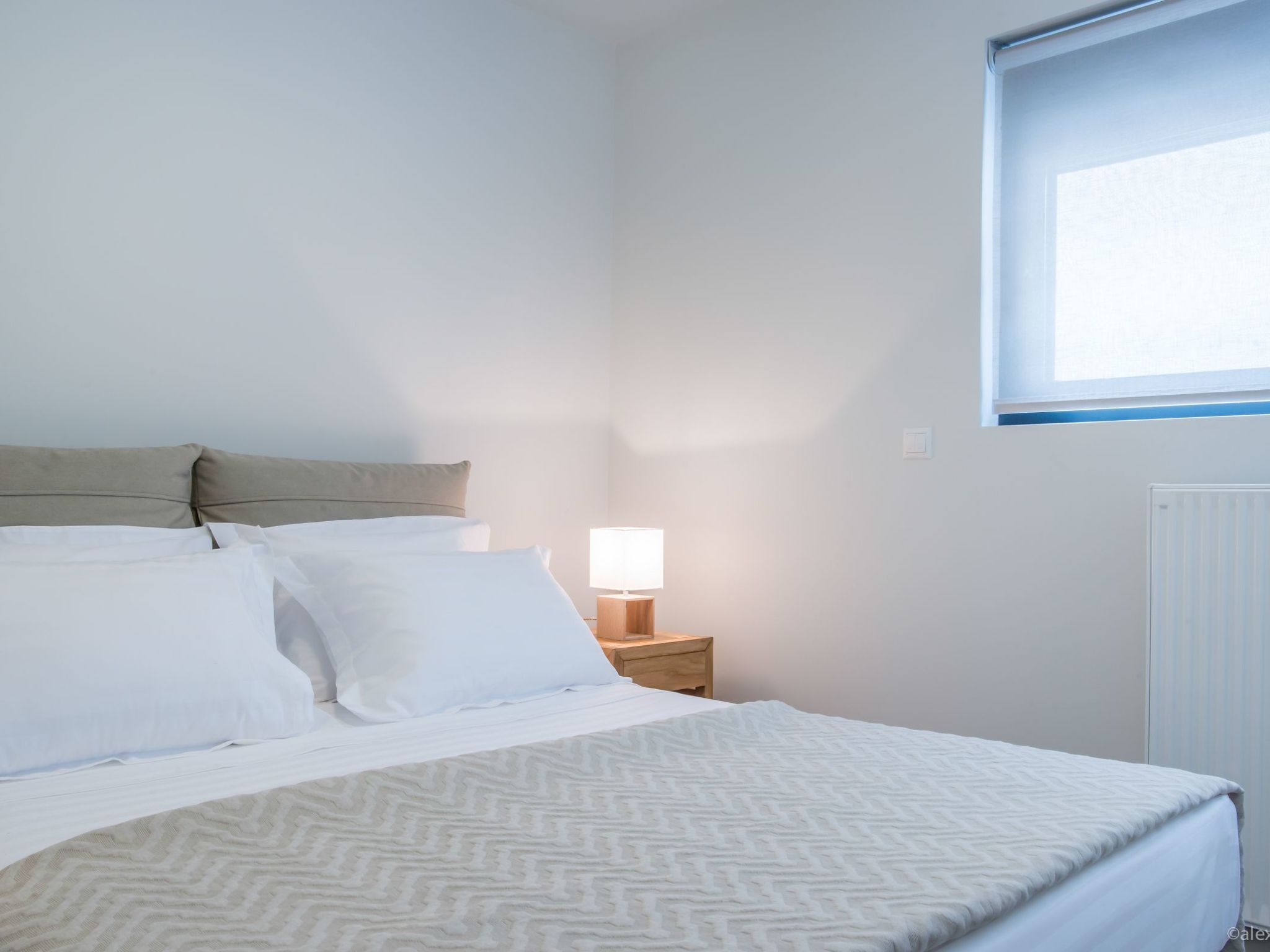 Mit Blick auf das Wasser-Dedans