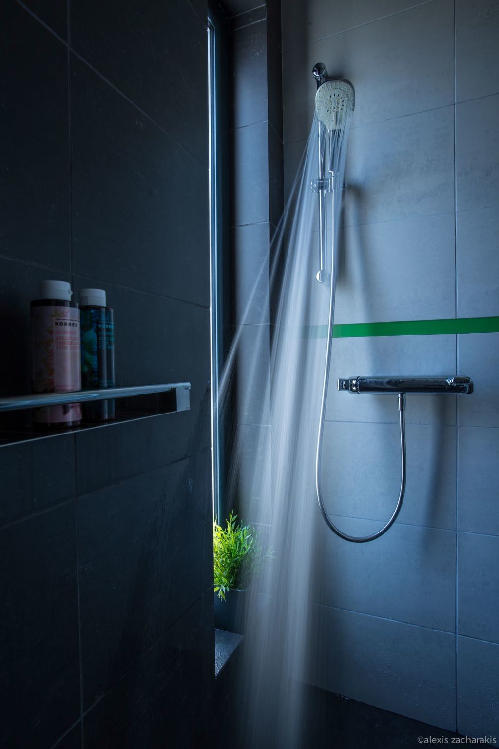 Mit Blick auf das Wasser-Dedans