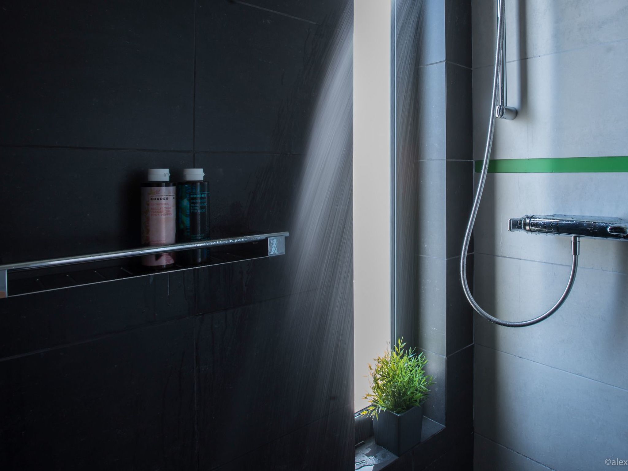 Mit Blick auf das Wasser-Dedans