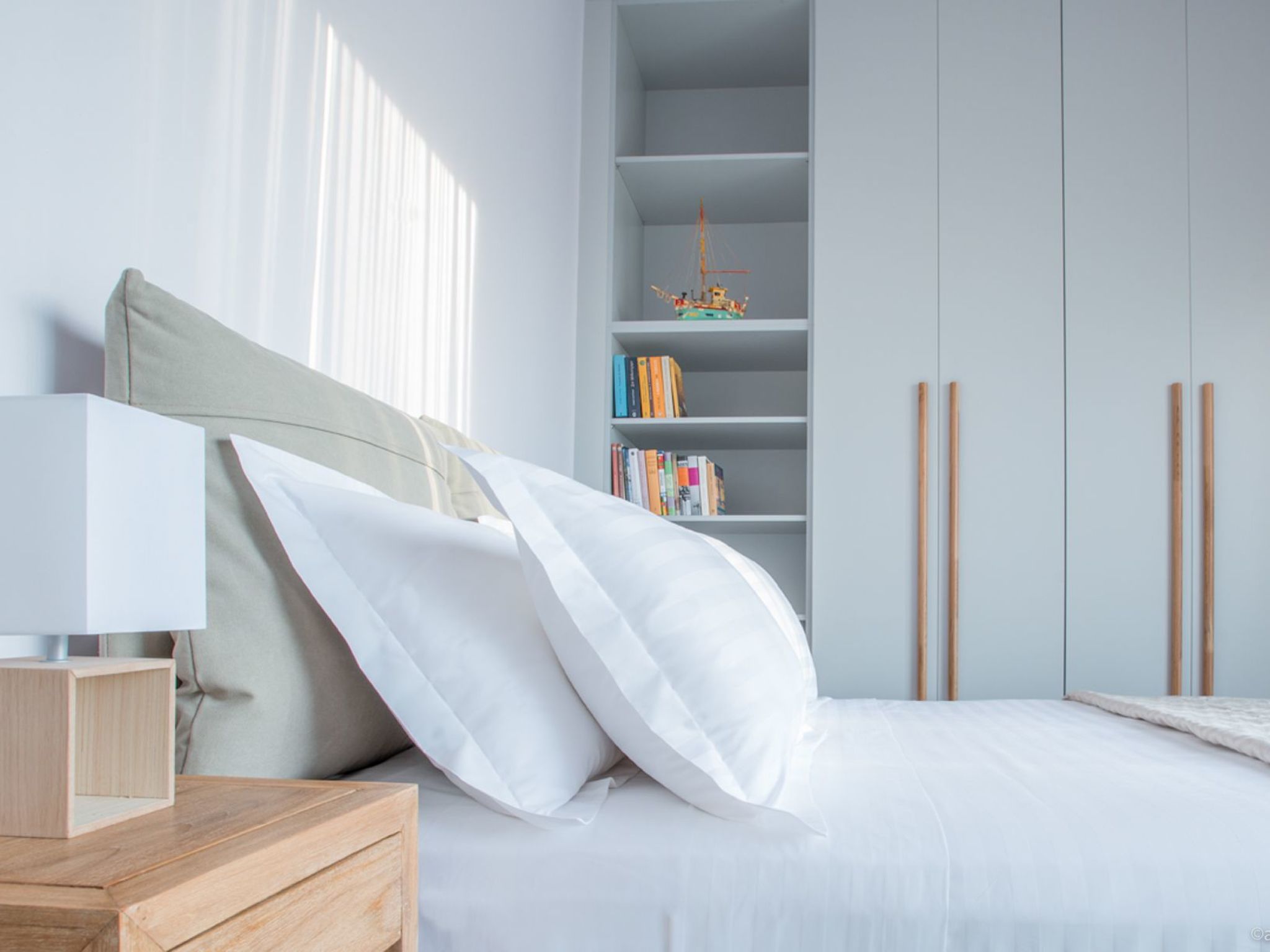 Mit Blick auf das Wasser-Dedans