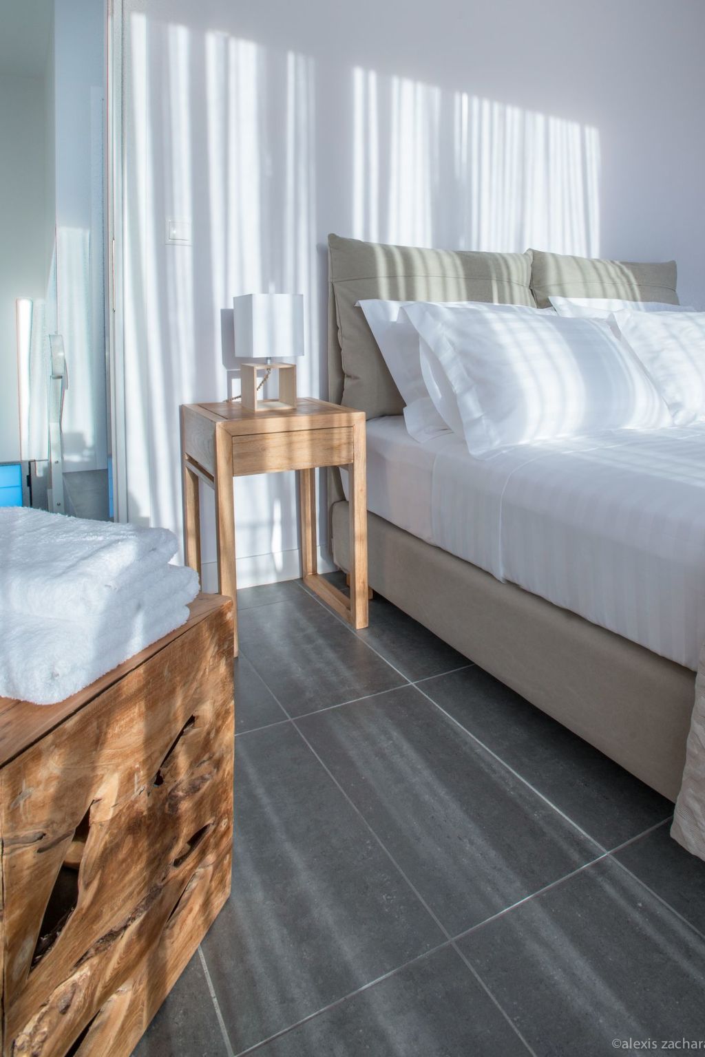 Mit Blick auf das Wasser-Dedans