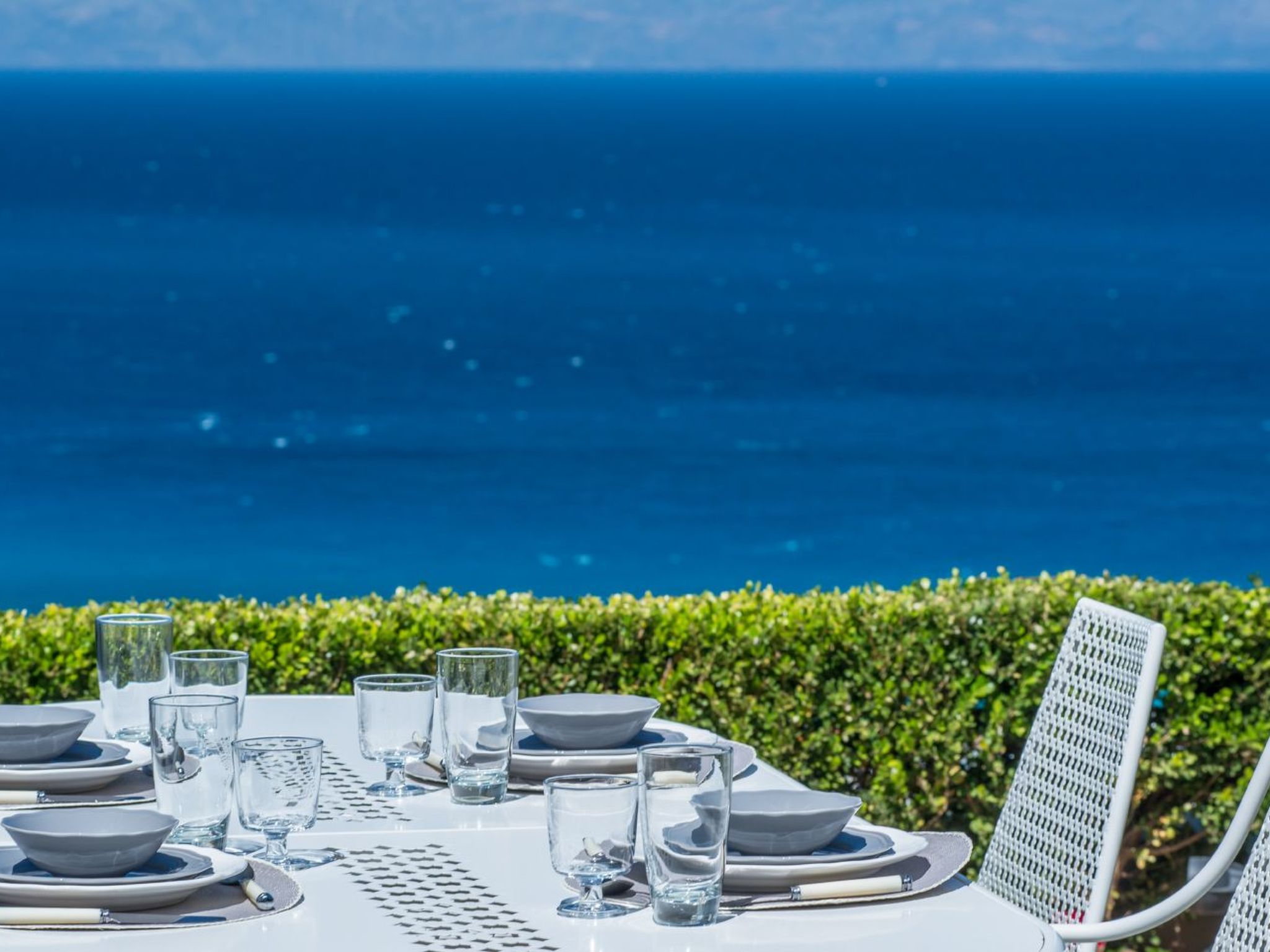 Mit Blick auf das Wasser-Dehors