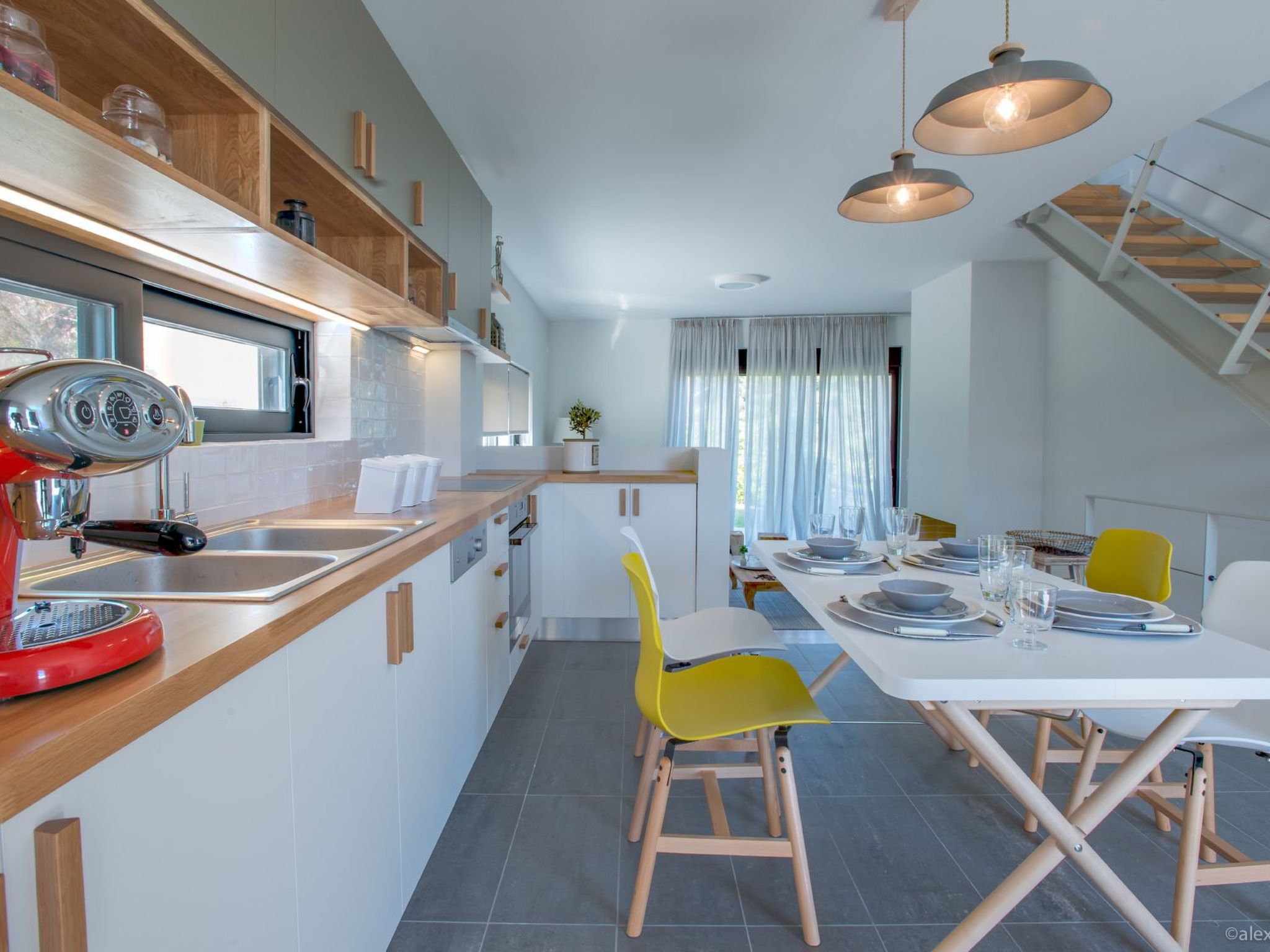 Mit Blick auf das Wasser-Dedans