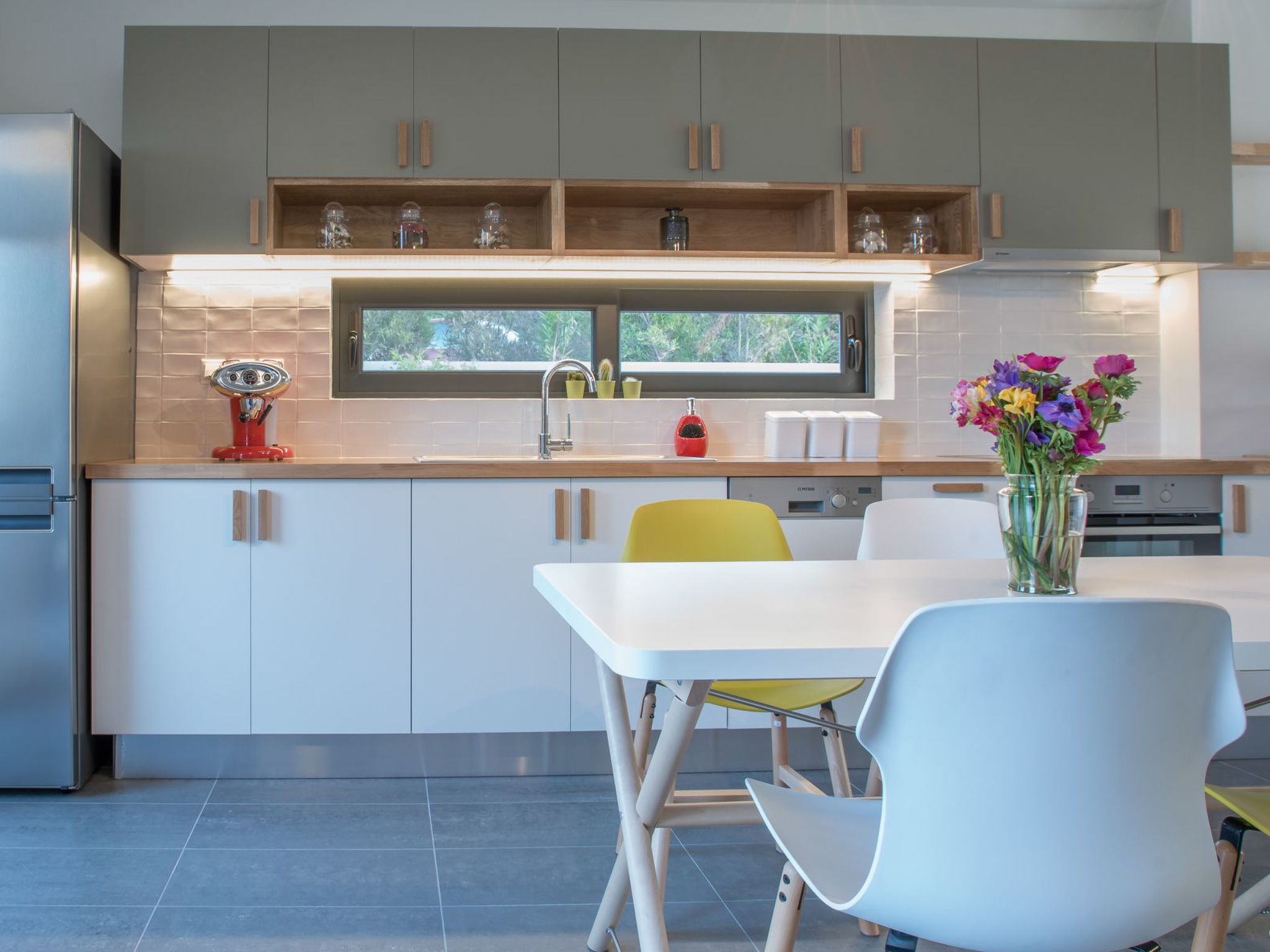 Mit Blick auf das Wasser-Dedans