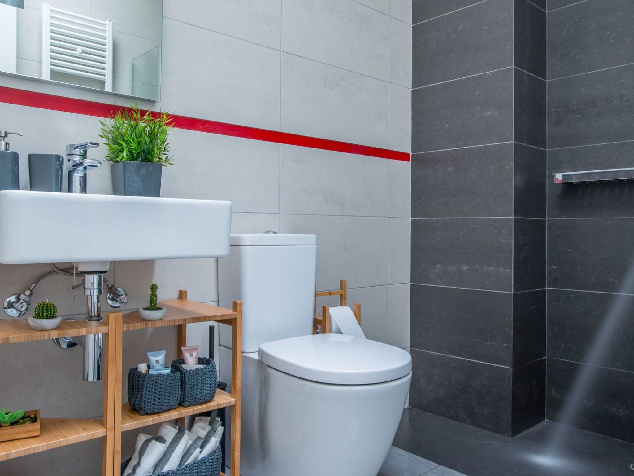 Mit Blick auf das Wasser-Dedans