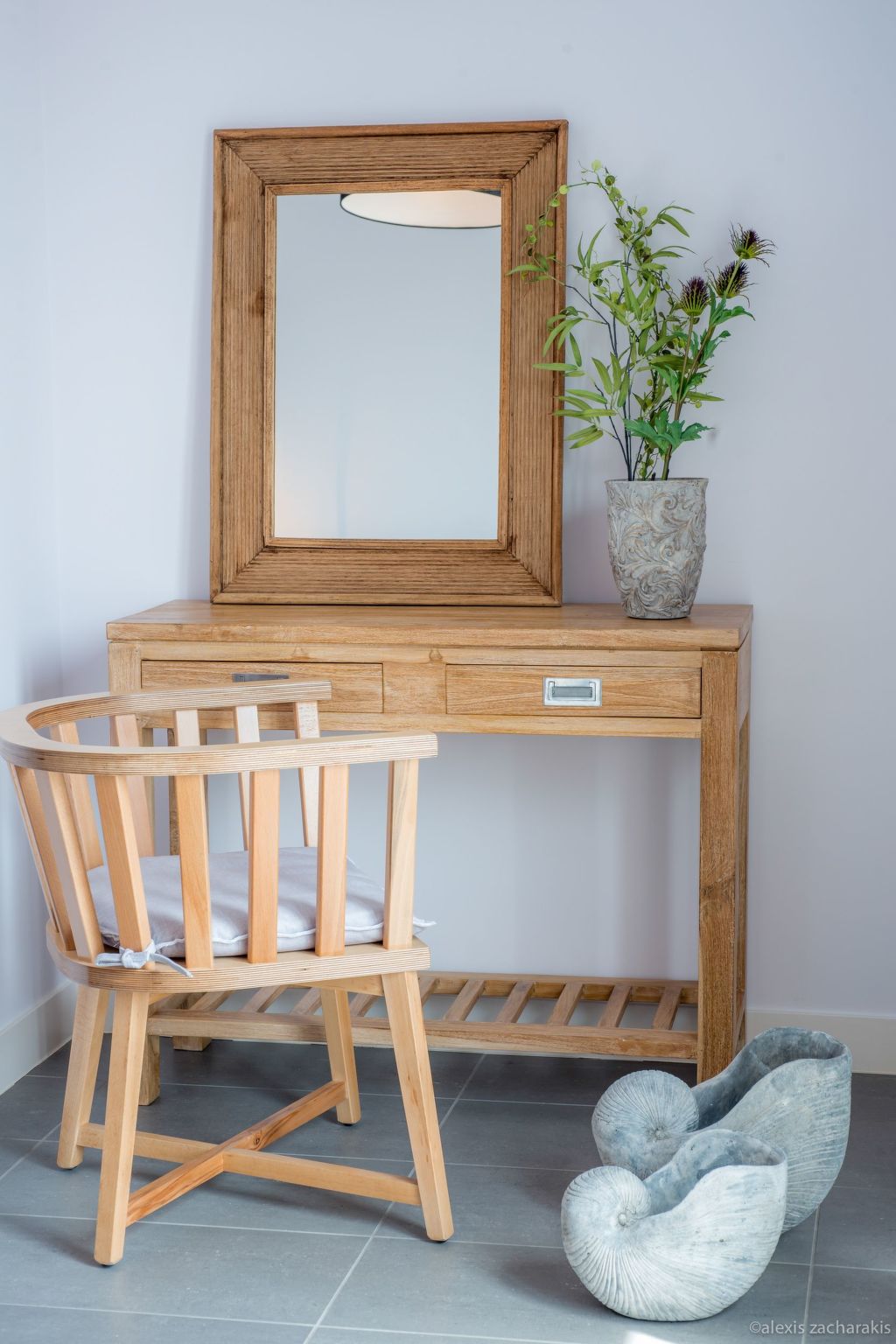 Mit Blick auf das Wasser-Dedans