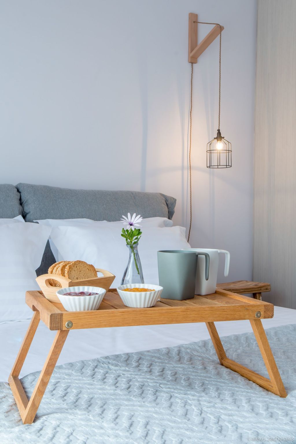 Mit Blick auf das Wasser-Dedans