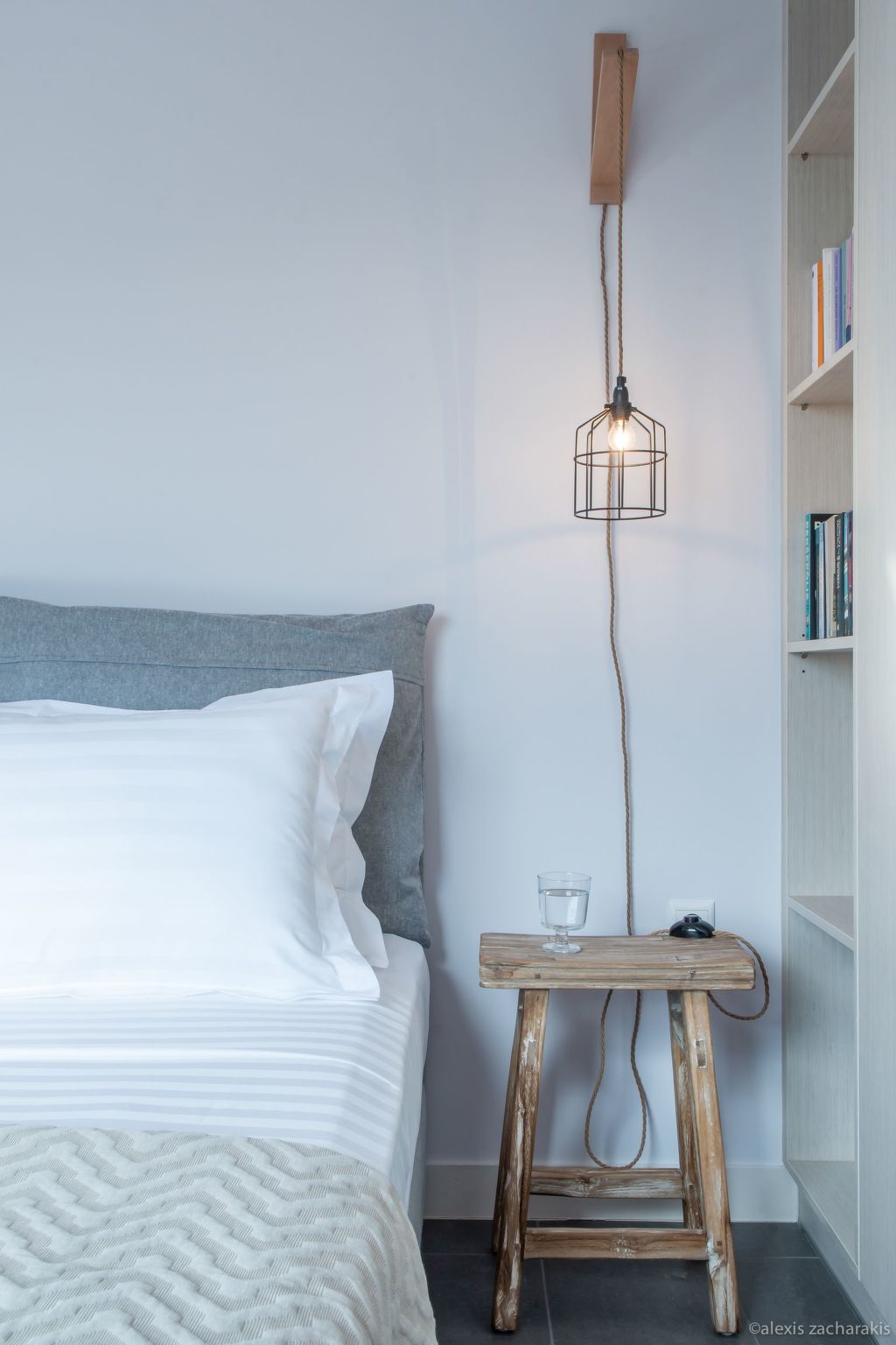 Mit Blick auf das Wasser-Dedans