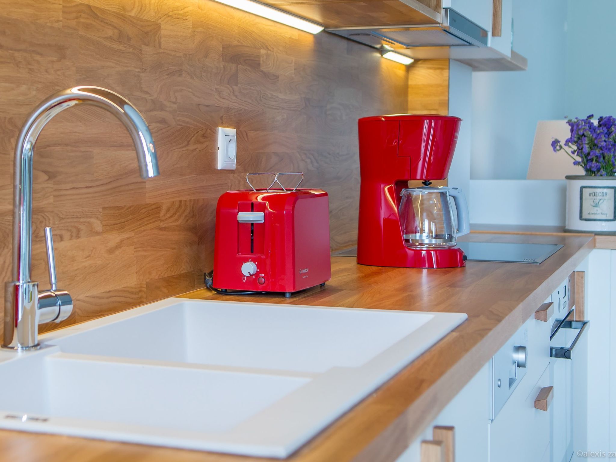 Mit Blick auf das Wasser-Dedans