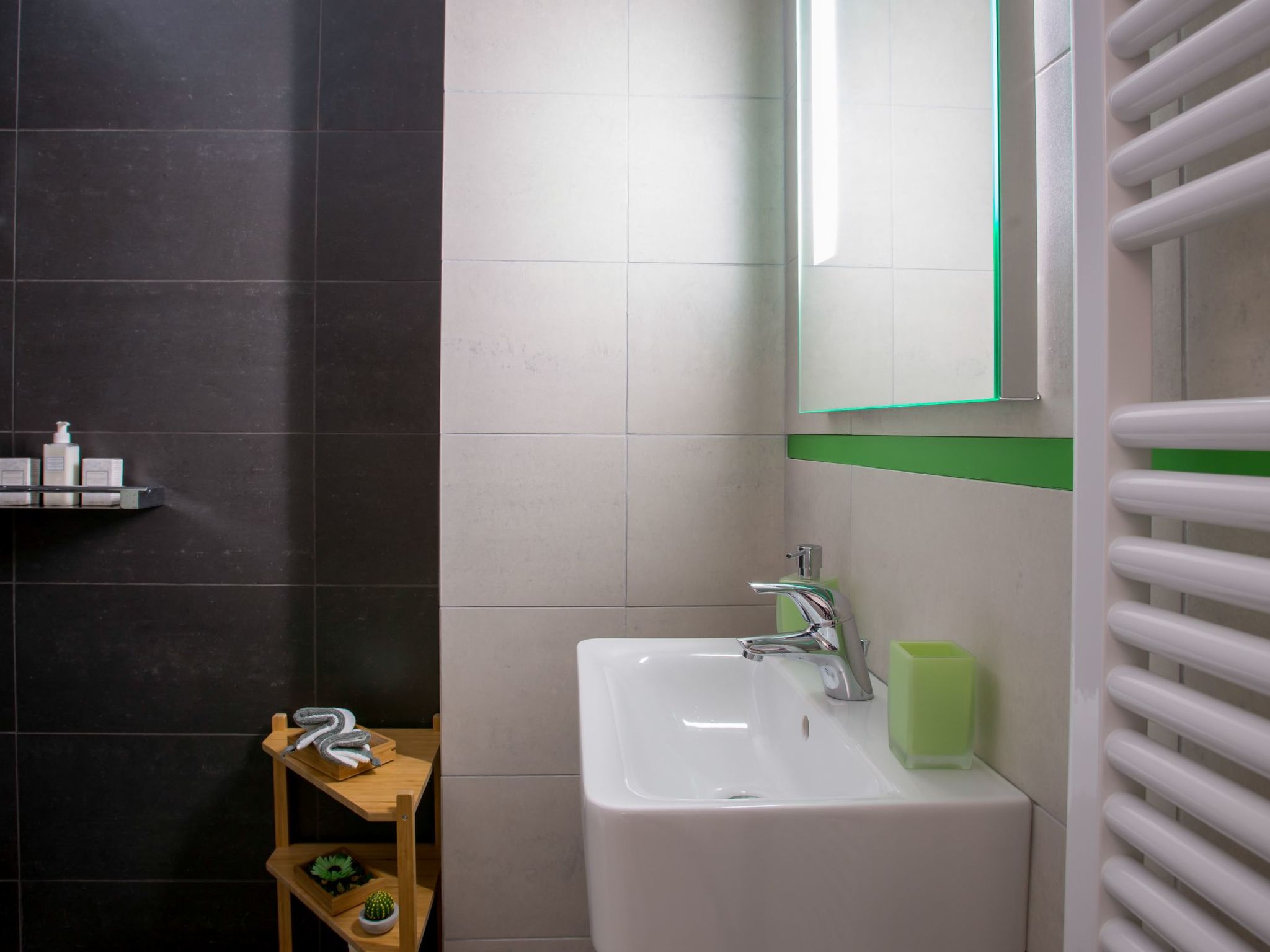 Mit Blick auf das Wasser-Dedans