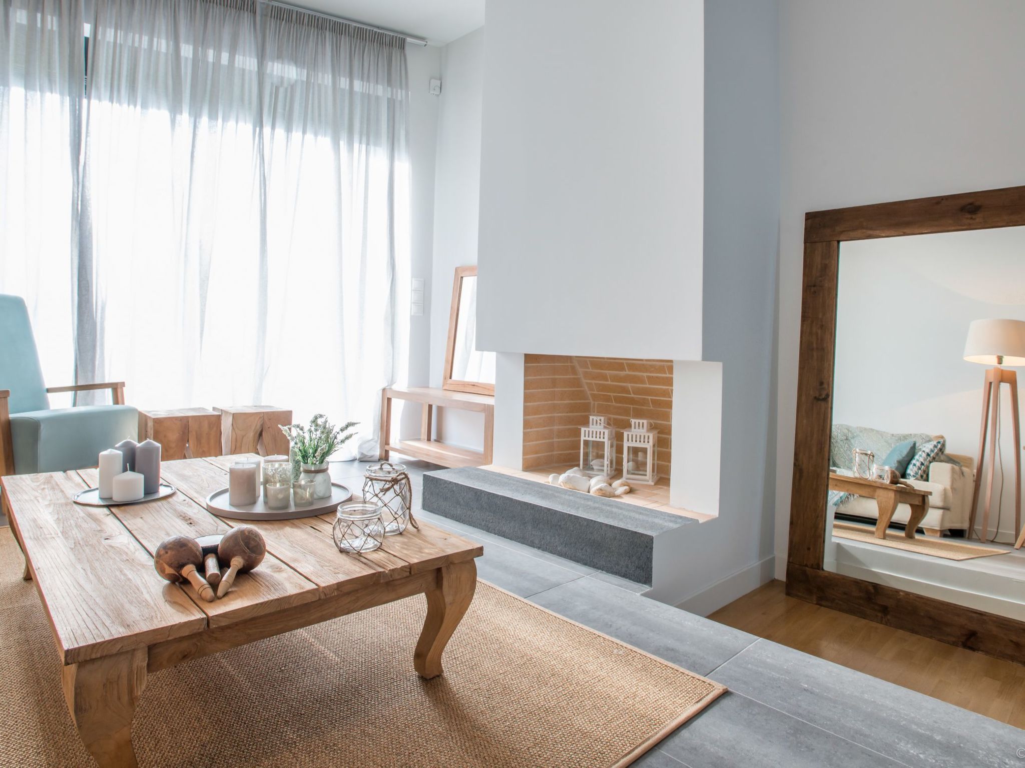 Mit Blick auf das Wasser-Dedans