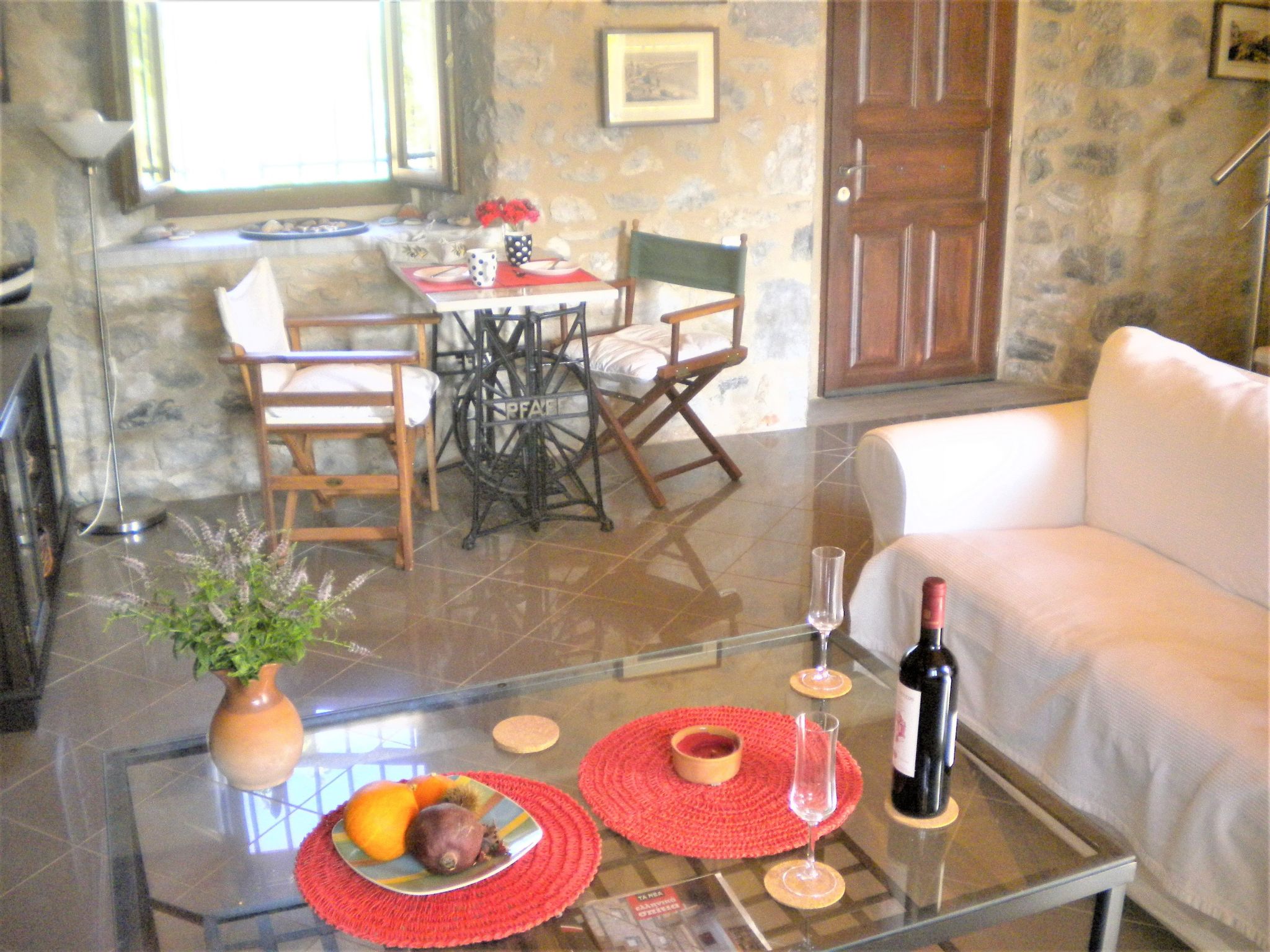 Steinhaus in Leonido mit Parkplatz-Binnen