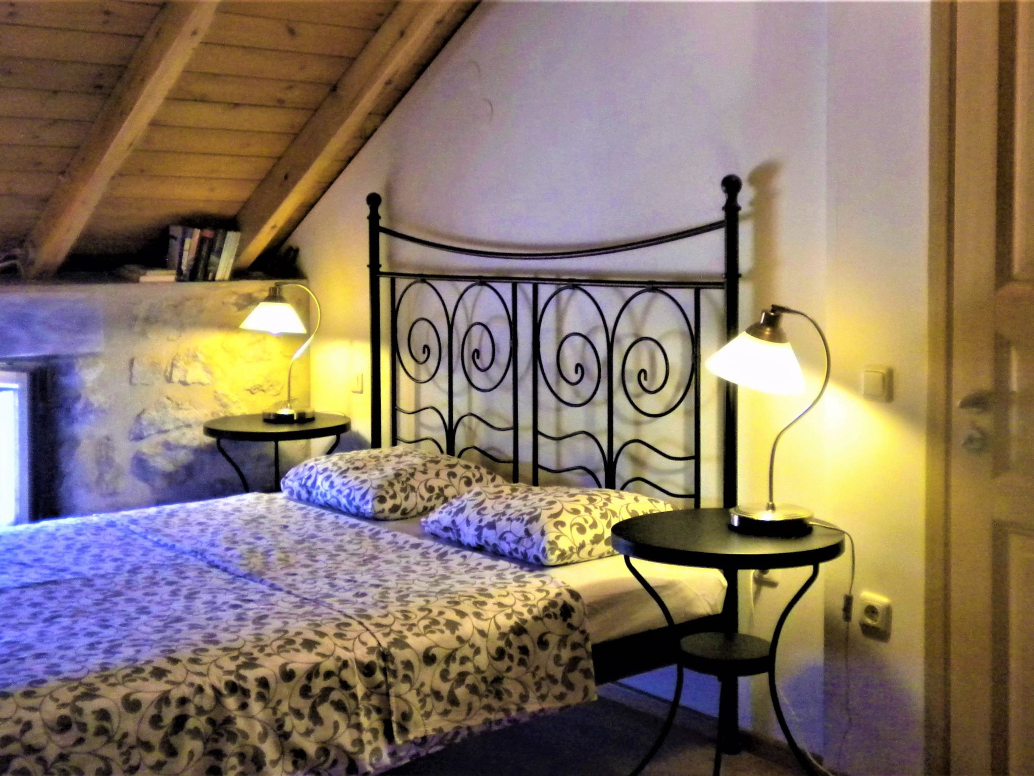 Steinhaus in Leonido mit Parkplatz-Binnen