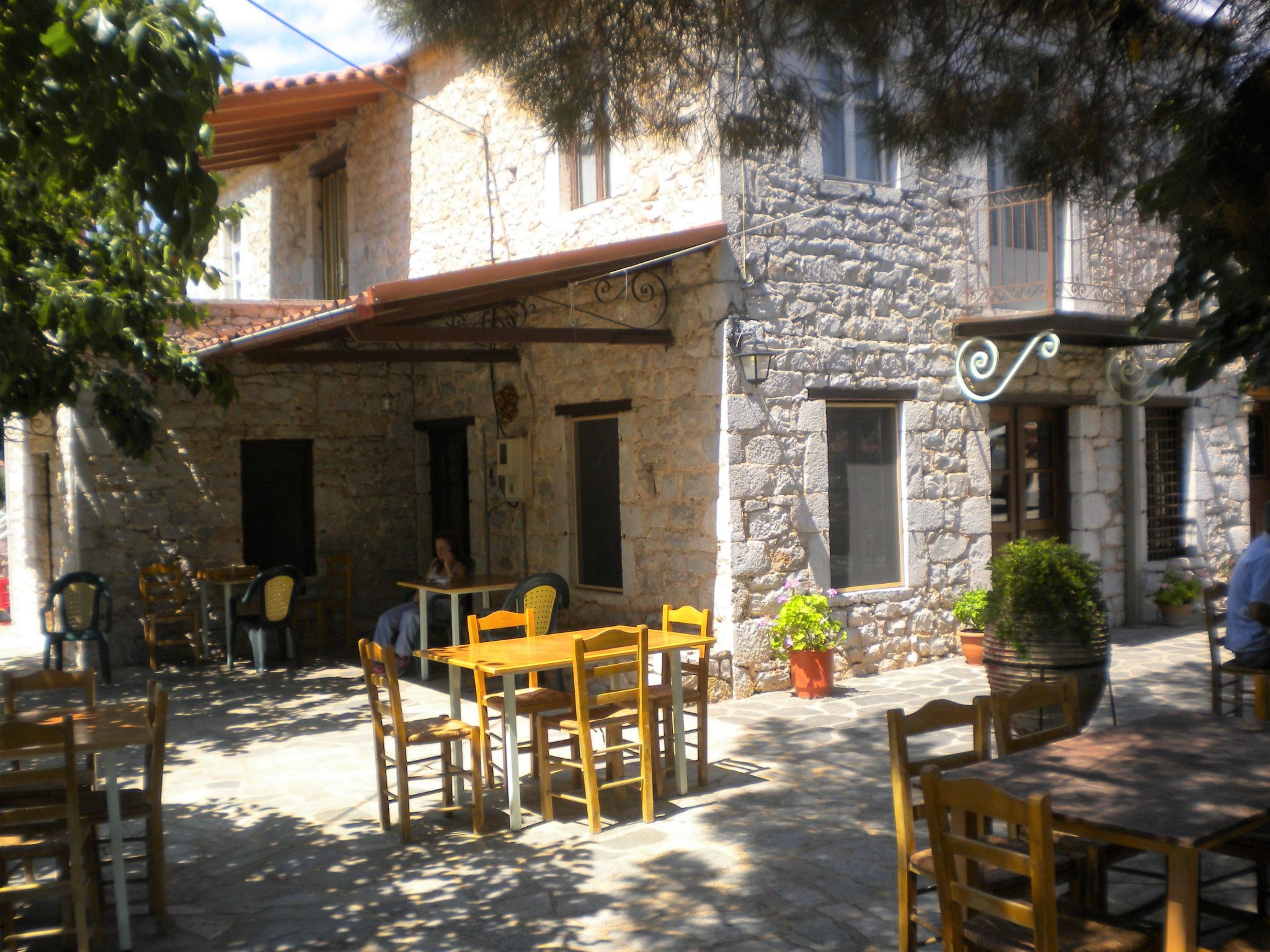 Steinhaus in Leonido mit Parkplatz-Binnen