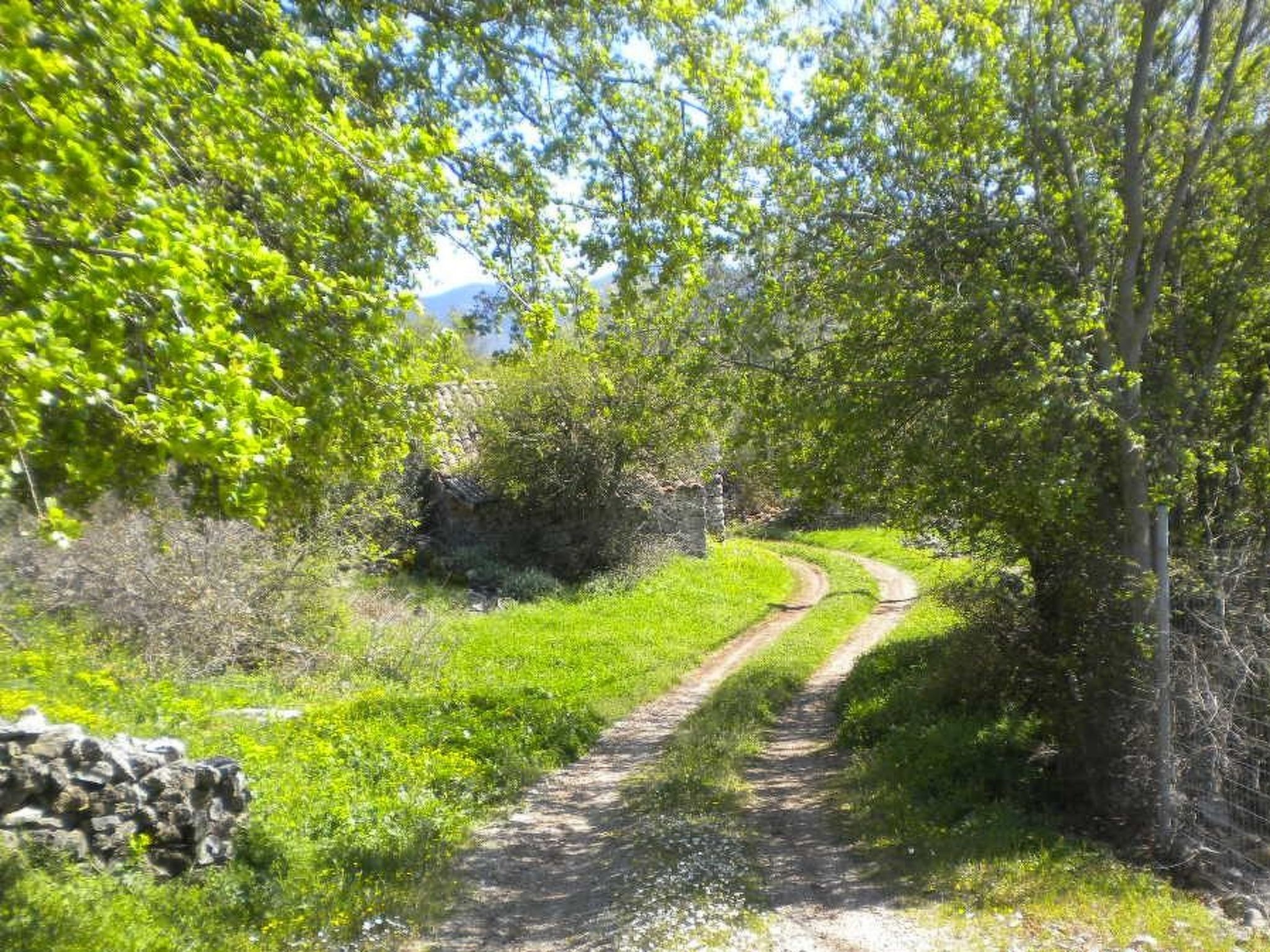 Steinhaus in Leonido mit Parkplatz-Binnen
