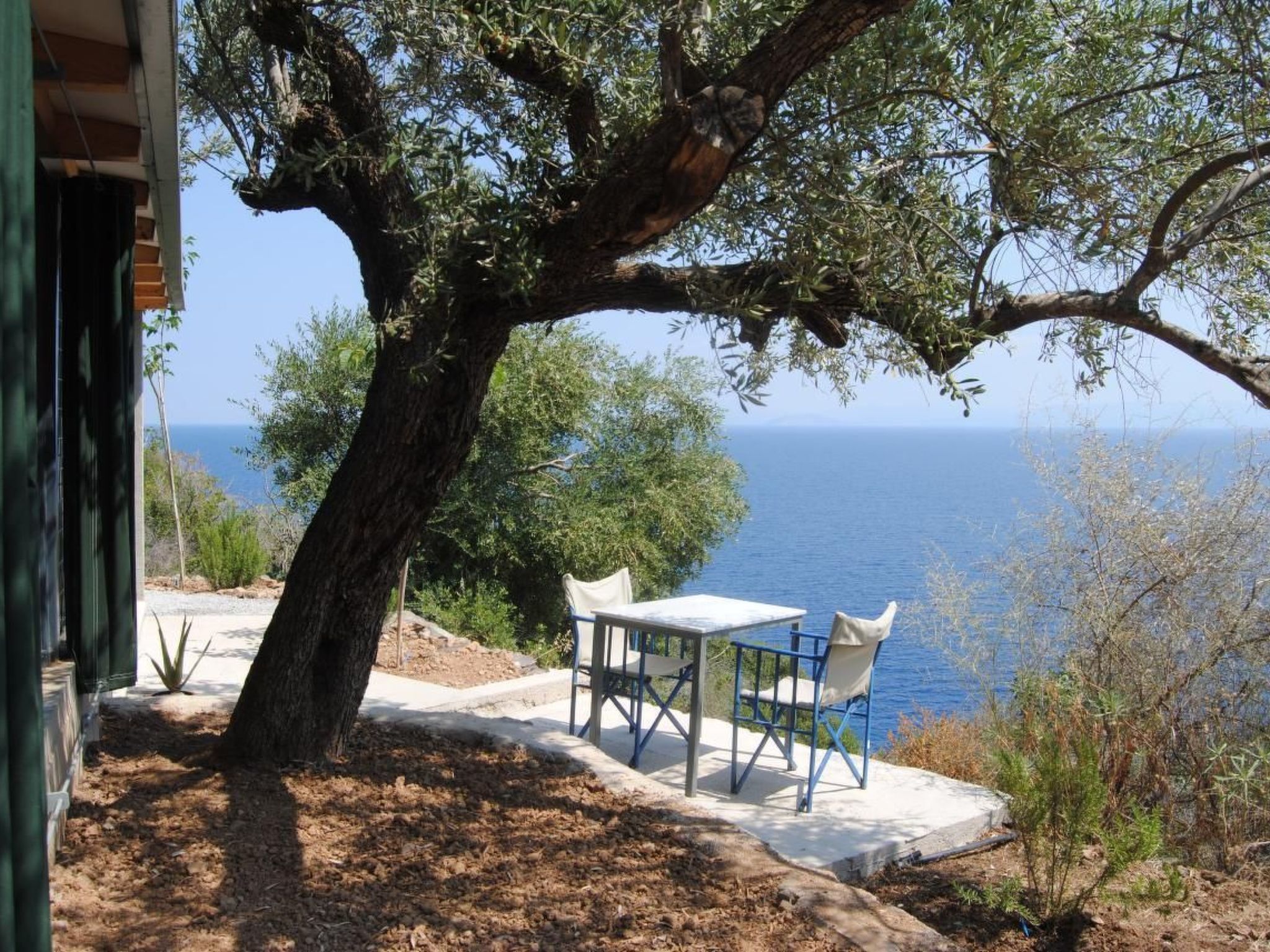 Leonidionhouses* offers various architect-designed or renovated houses as holiday homes on the east coast of the Peloponnese. Traditional or modern, simple or luxurious, the houses are all in excellen..