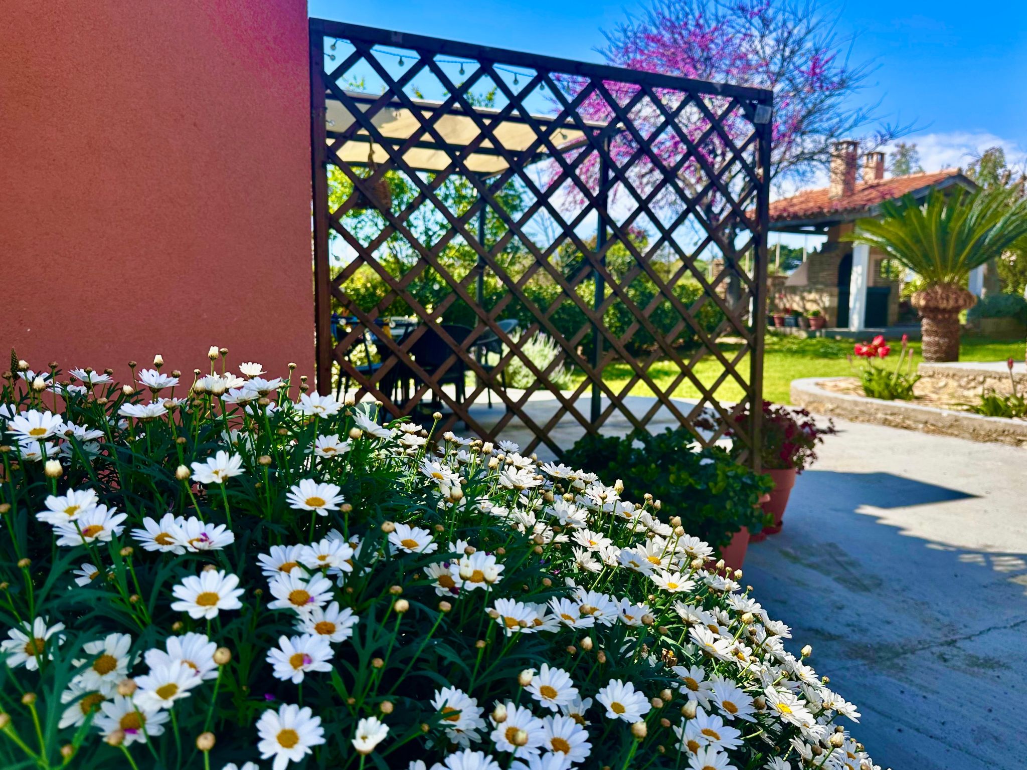 Discover the ultimate serene getaway at the Garden View Apartment in Genari Beach Apartments, nestled along the stunning coastline of Leventochori in the Western Peloponnese. This enchanting retreat i..