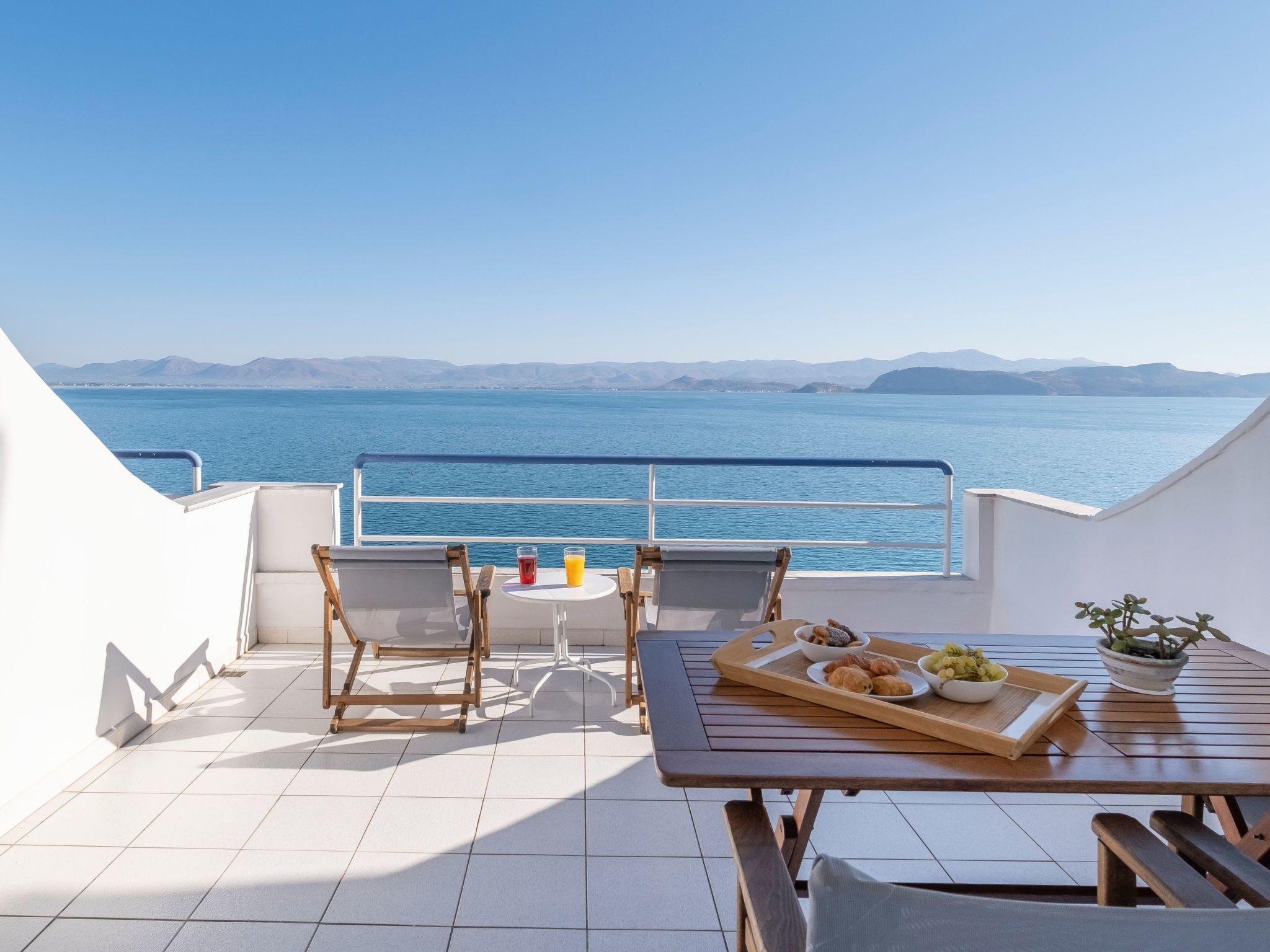 Schöne Ferienwohnung mit Meerblick in Kiveri-Inside