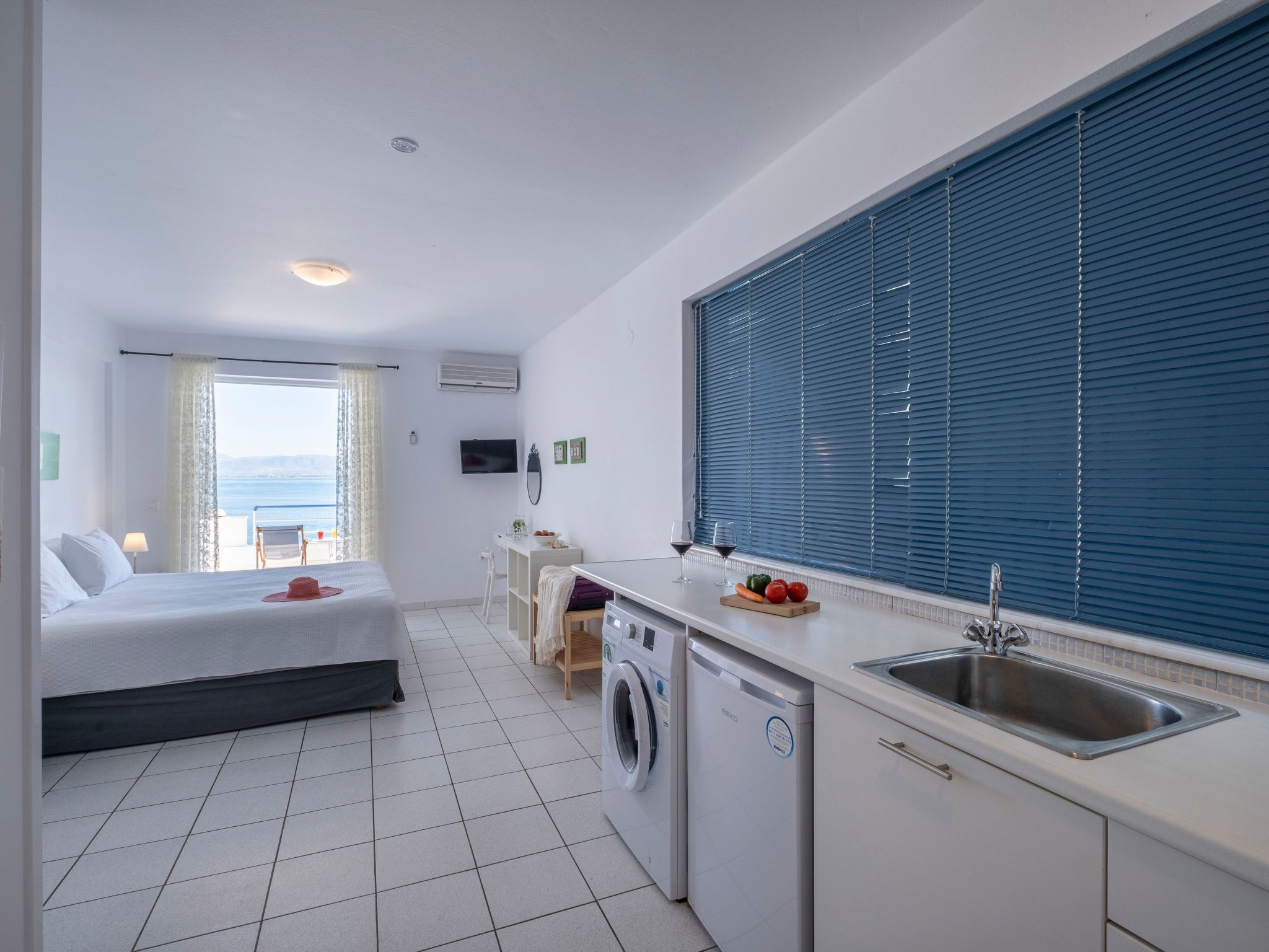 Schöne Ferienwohnung mit Meerblick in Kiveri-Inside