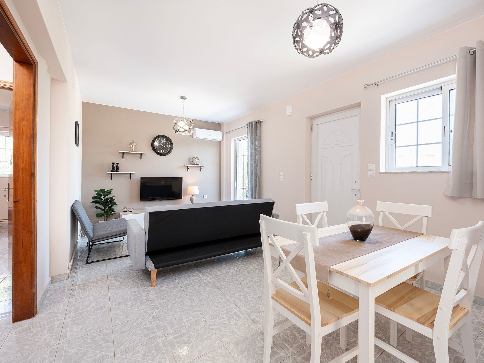 In einem Olivenhain in Strandnähe - Inside