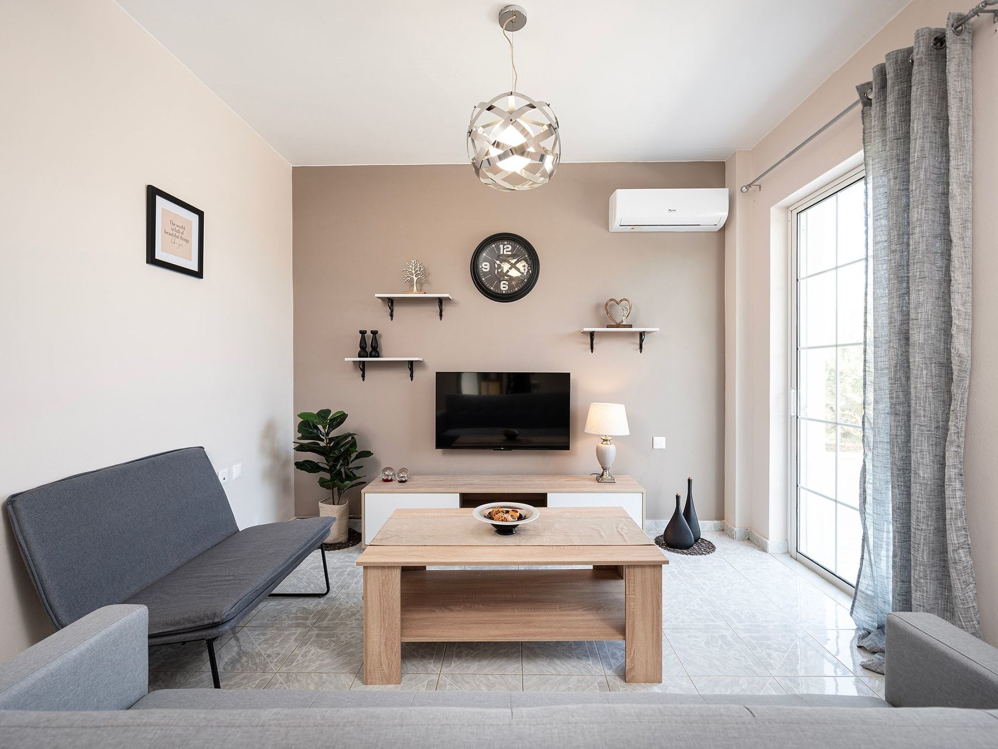 In einem Olivenhain in Strandnähe - Inside