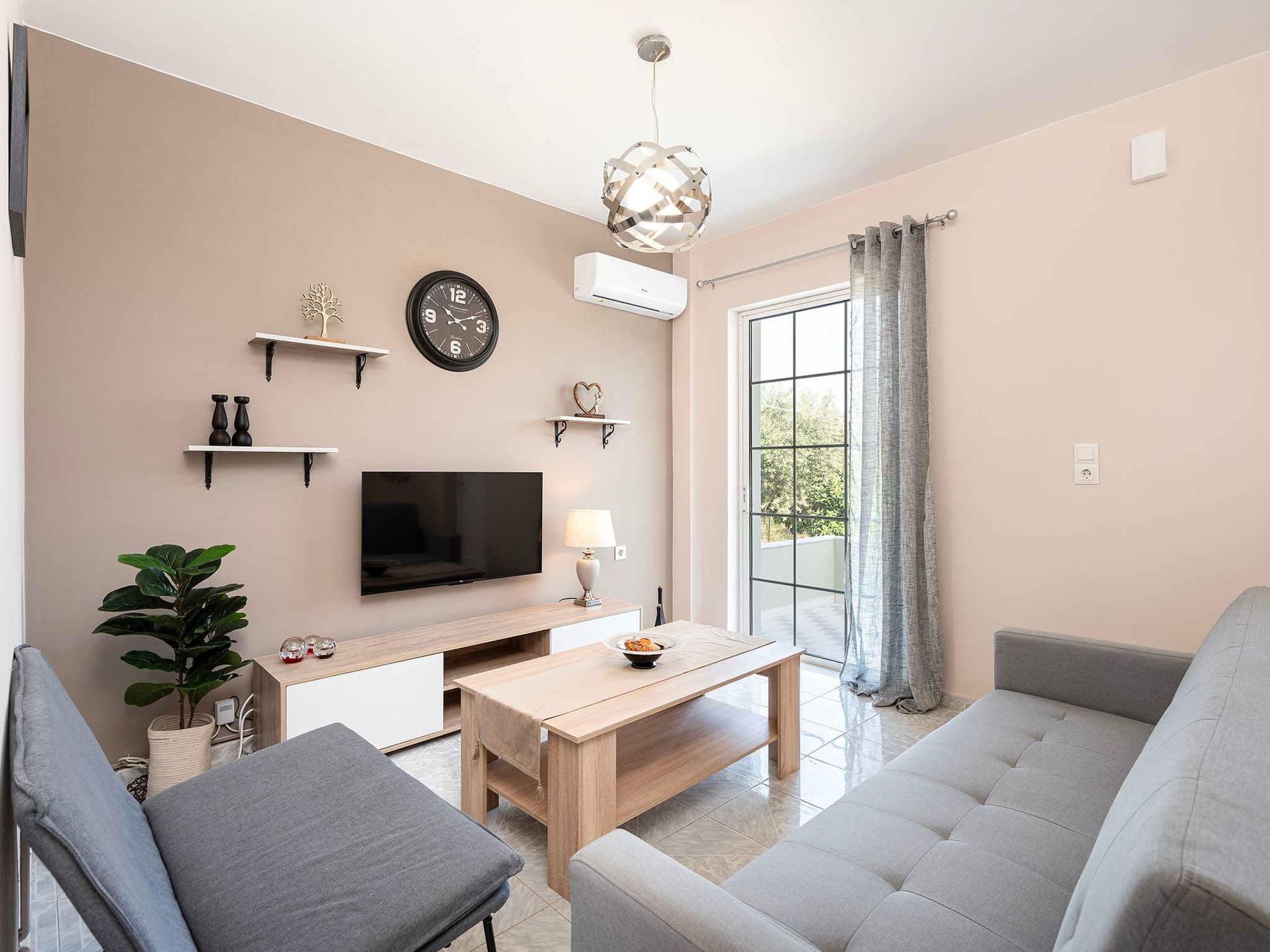 In einem Olivenhain in Strandnähe - Inside