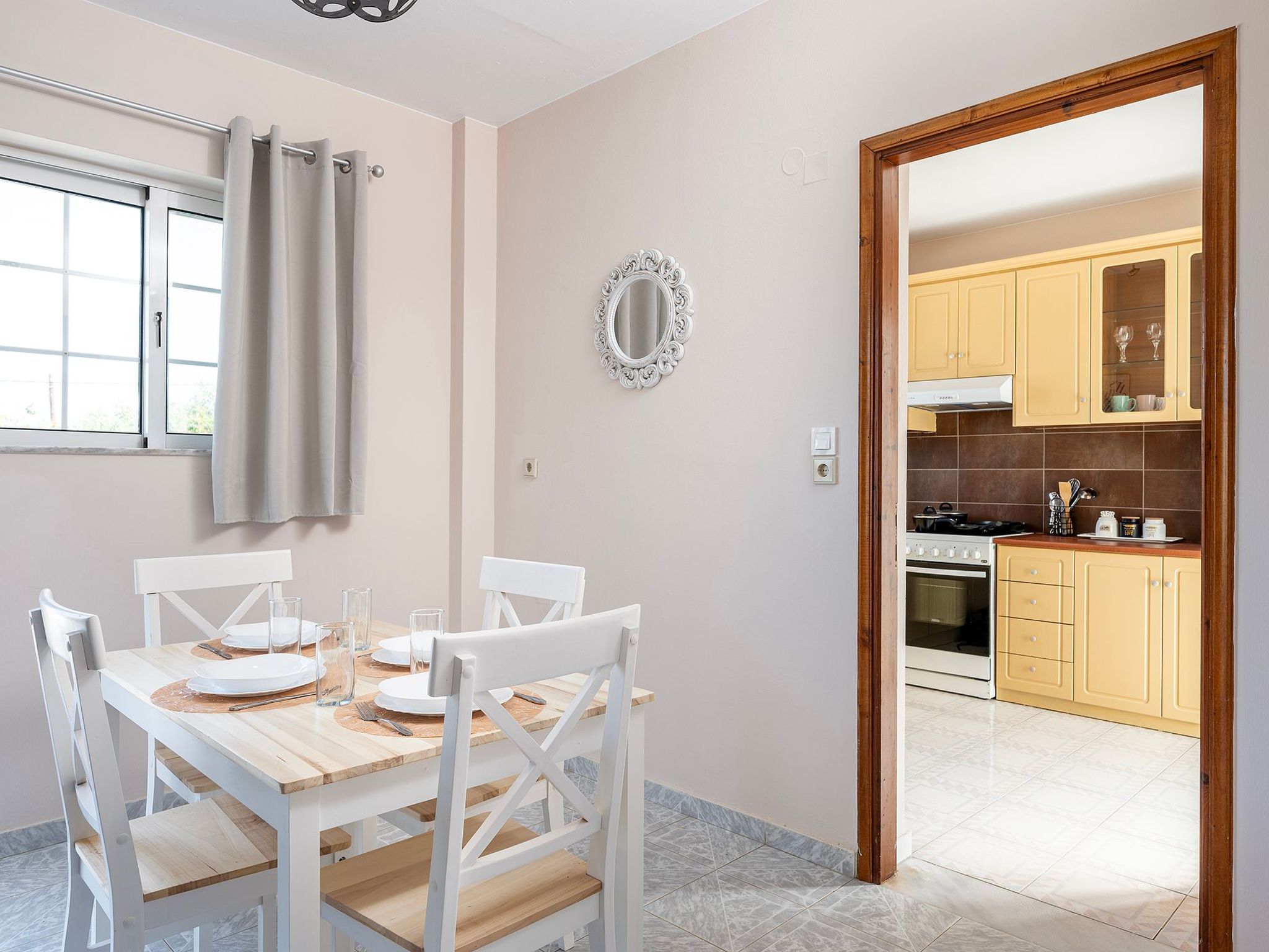 In einem Olivenhain in Strandnähe - Inside