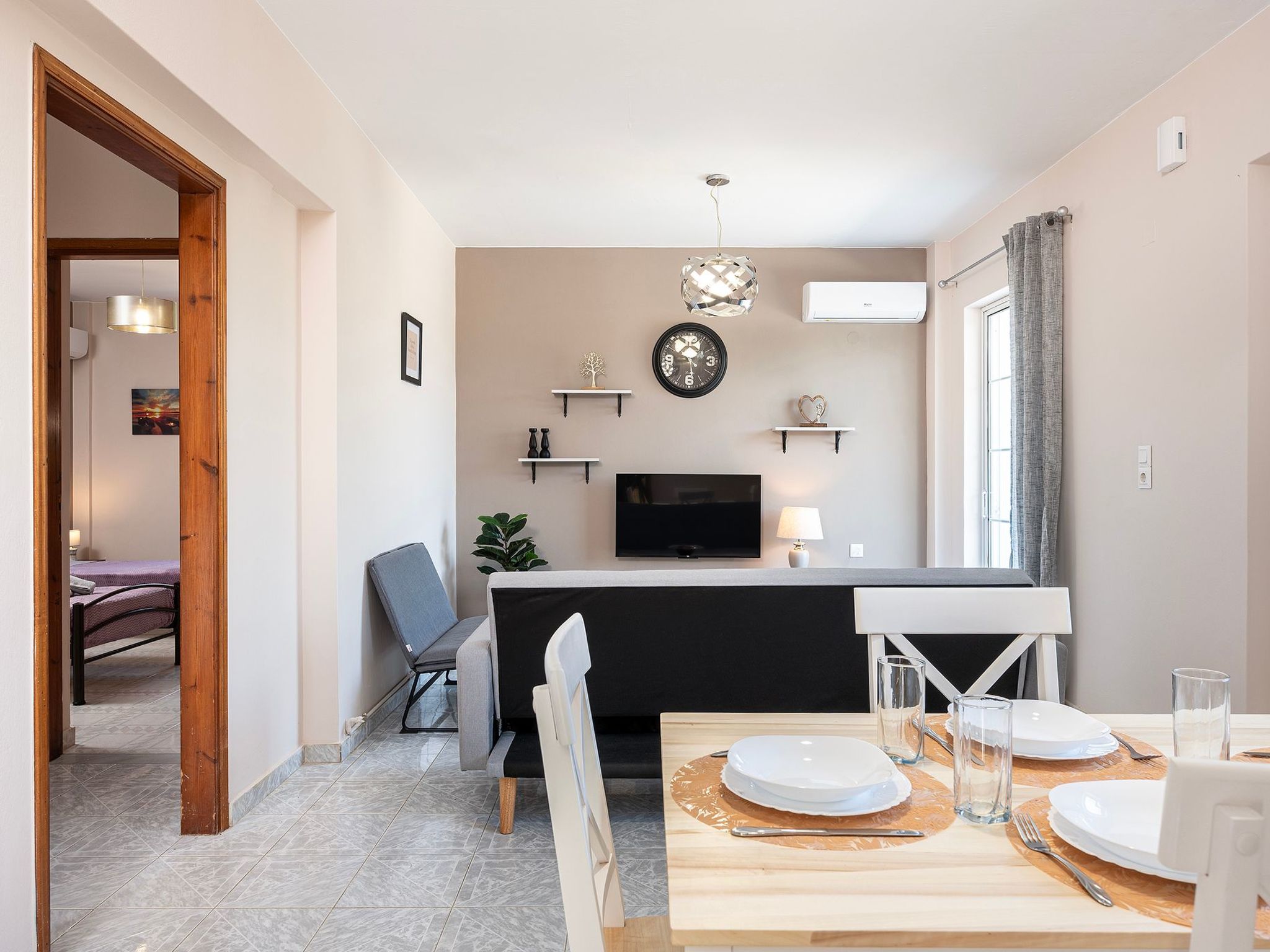 In einem Olivenhain in Strandnähe - Inside