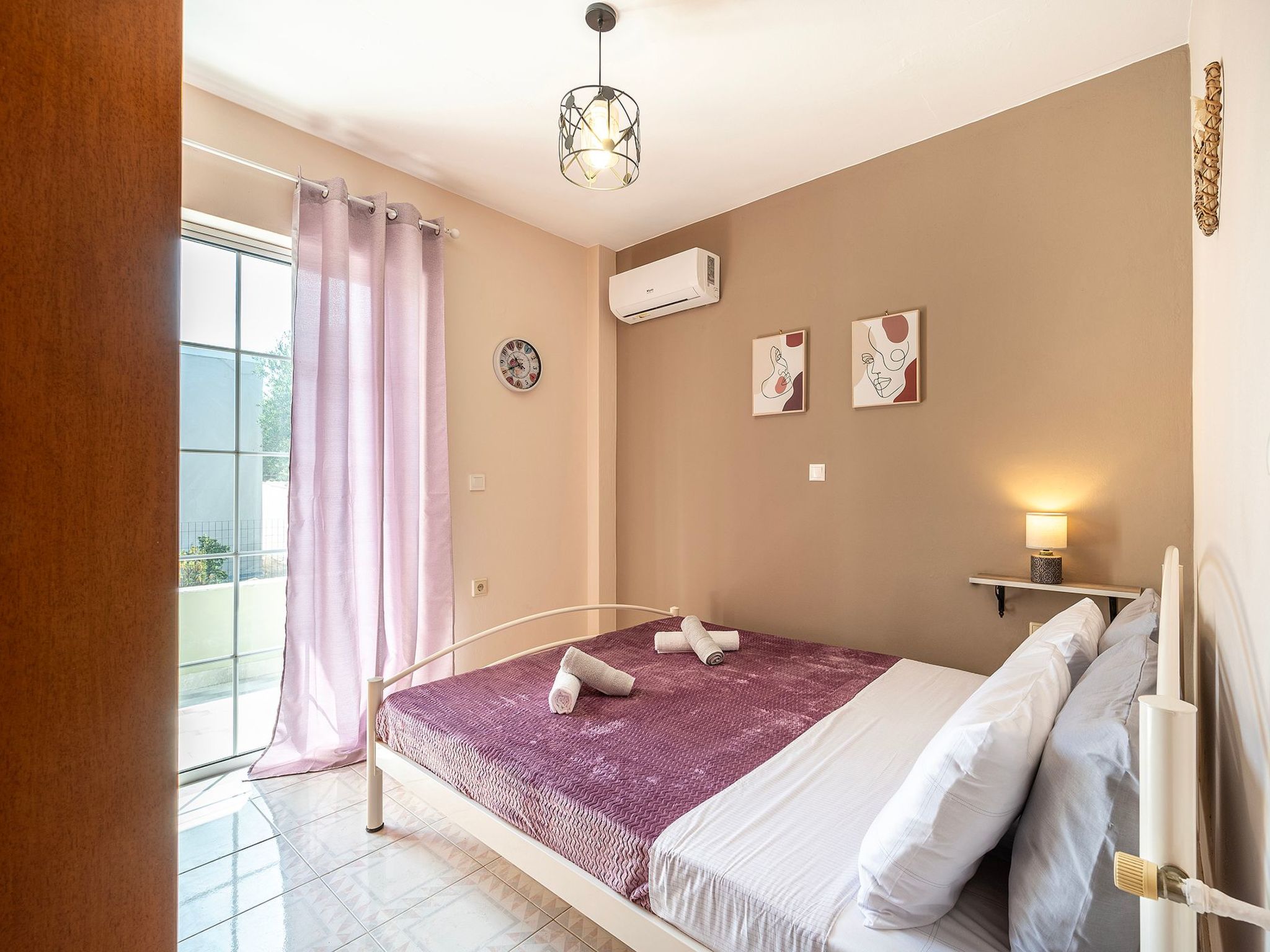 In einem Olivenhain in Strandnähe - Inside