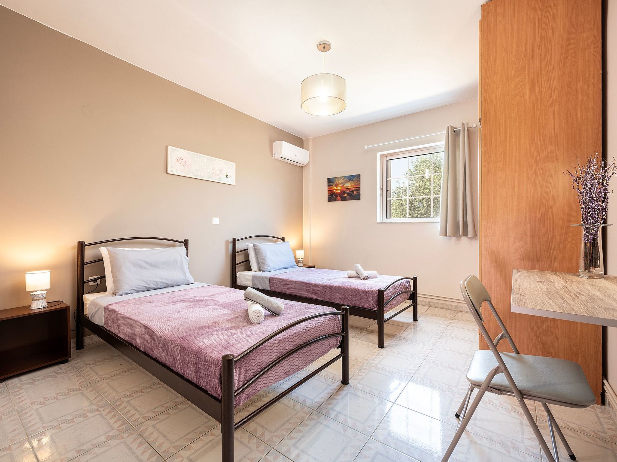 In einem Olivenhain in Strandnähe - Inside