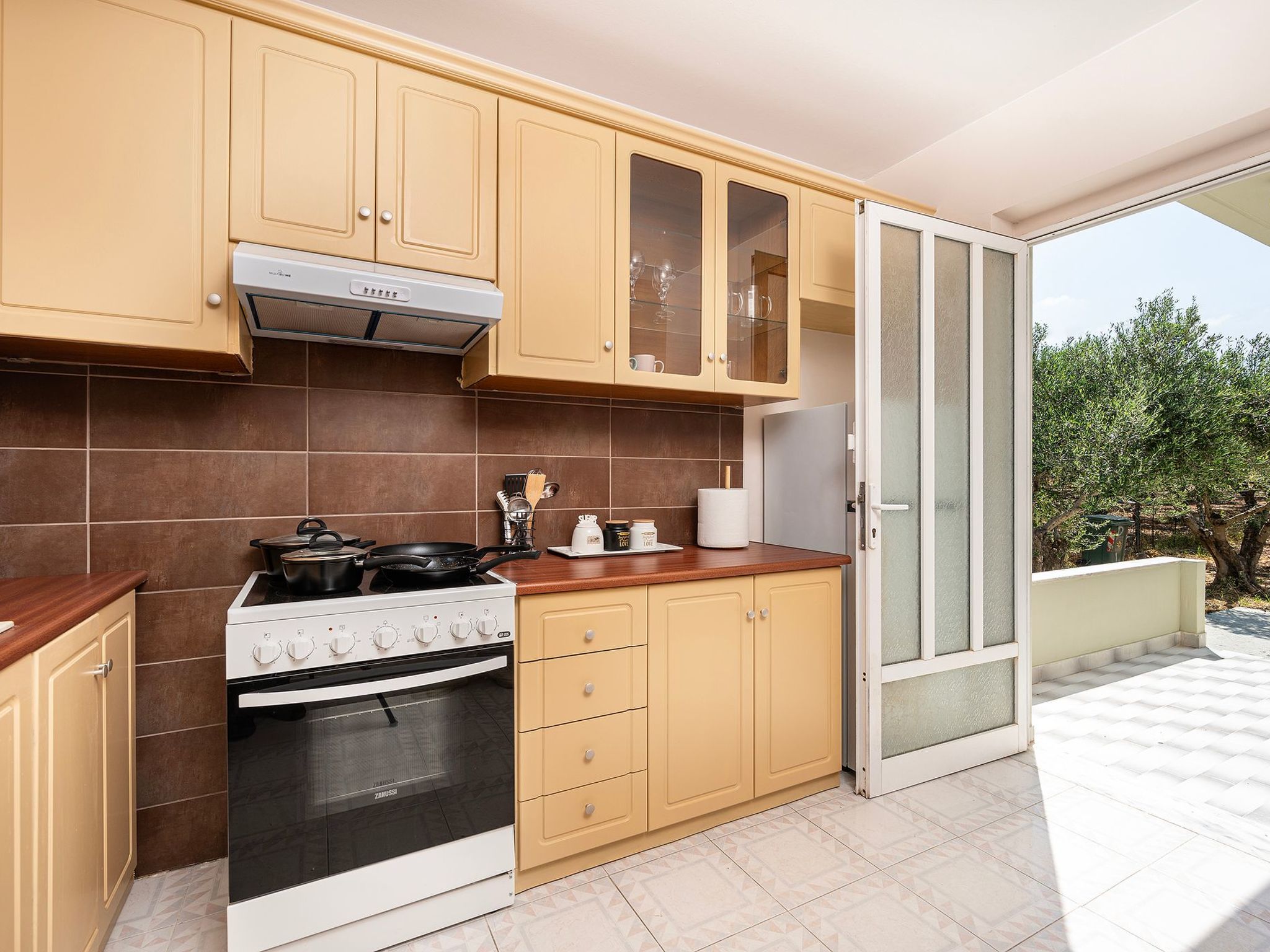 In einem Olivenhain in Strandnähe - Inside