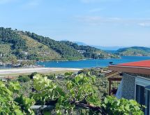Berge und die ikonische Landebahn des Flughafens Skiathos