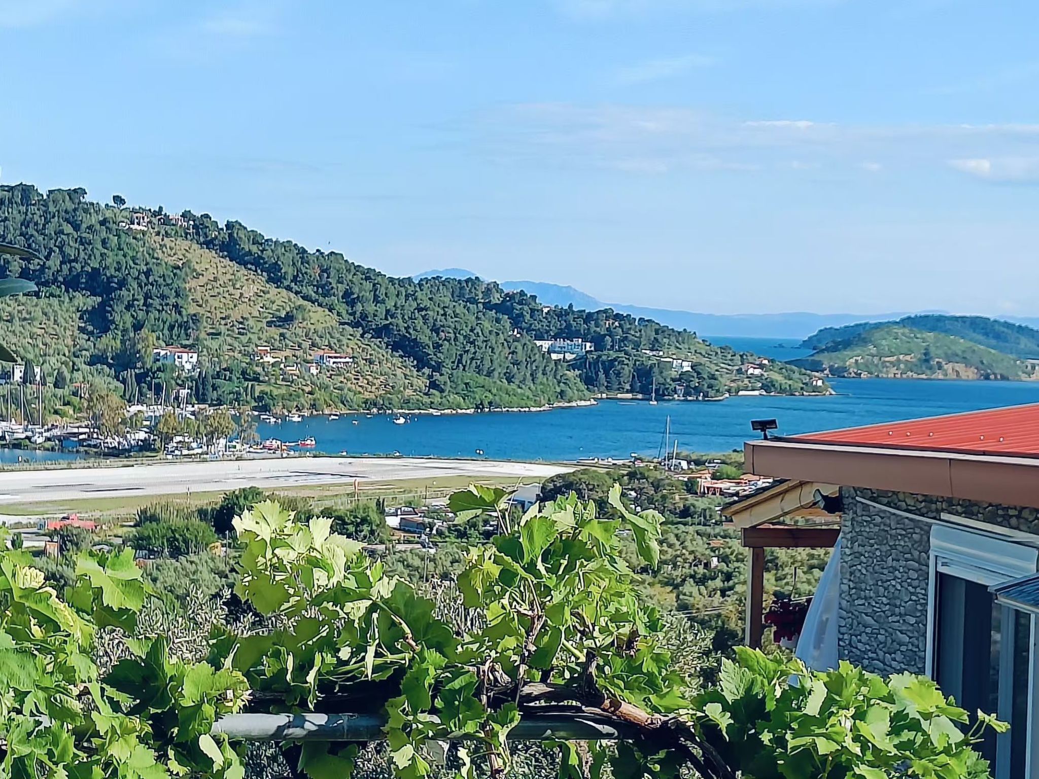 Berge und die ikonische Landebahn des Flughafens Skiathos