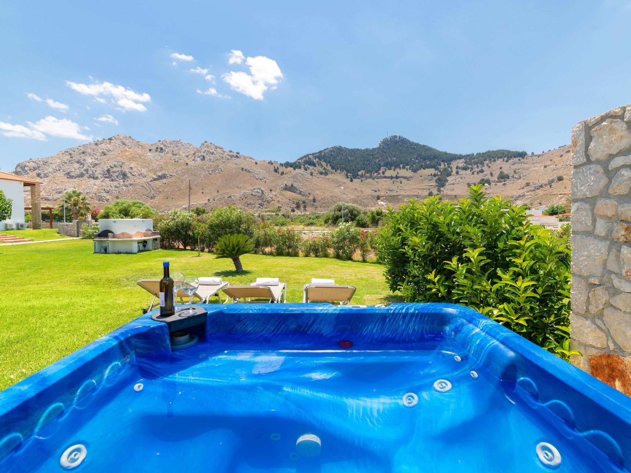 Schönes Haus in Kolympia mit privatem Parkplatz