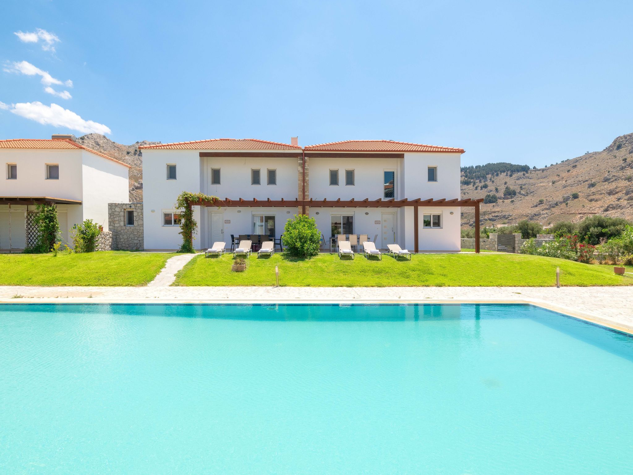 Haus in Kolympia mit Parkplatz und Bergblick