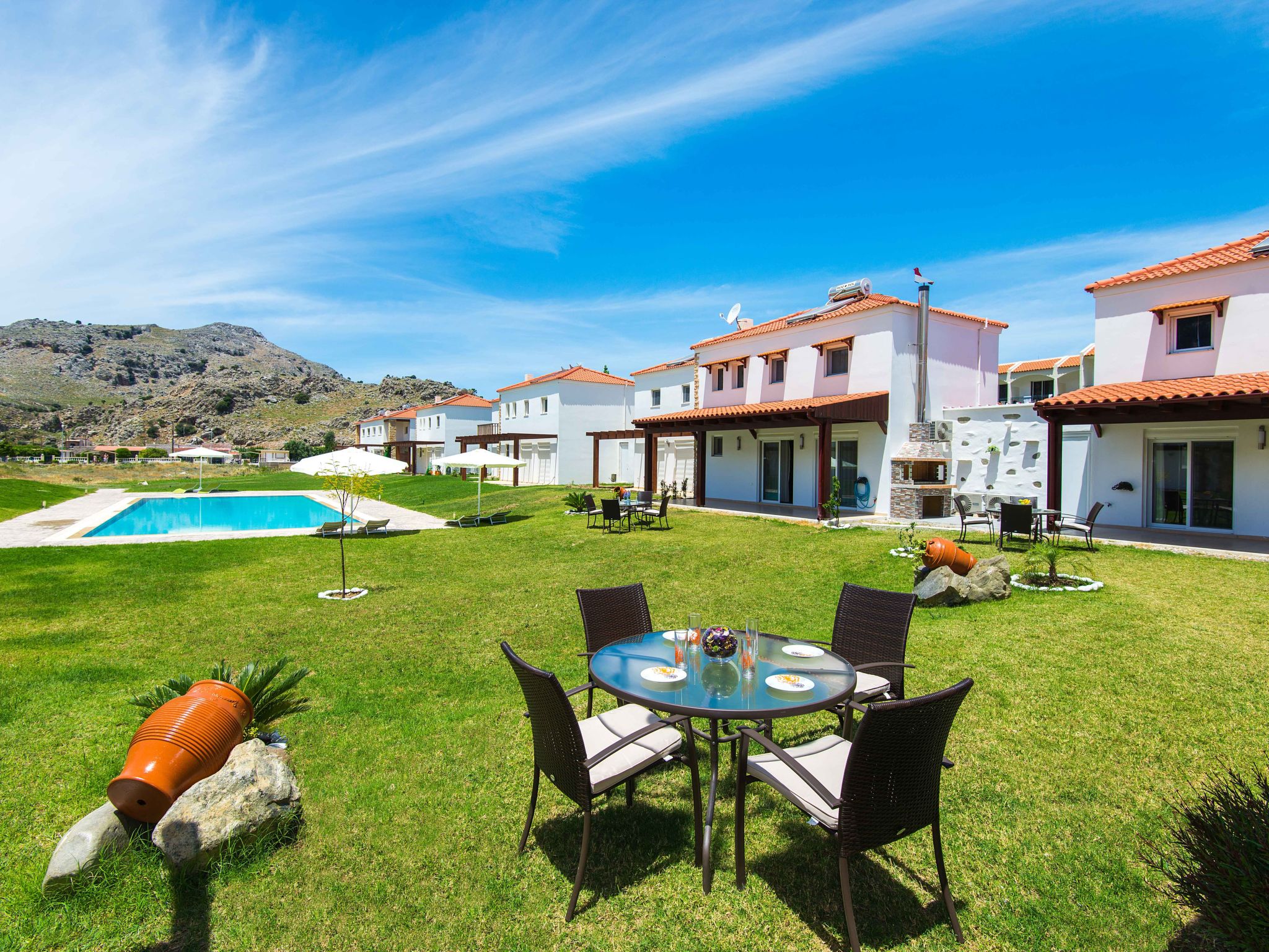 Haus in Kolympia mit Parkplatz und Bergblick