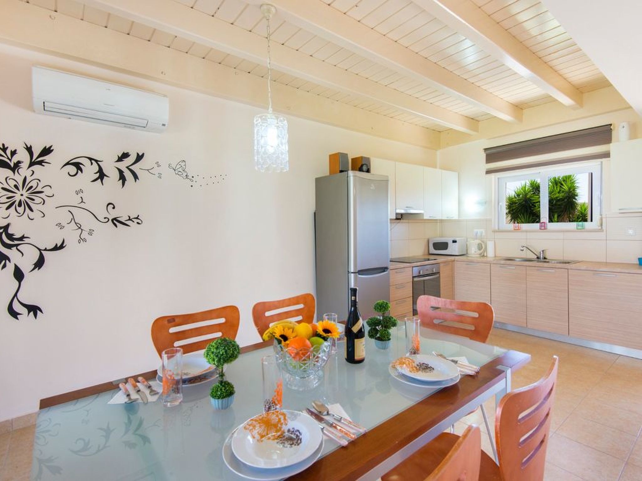 Haus in Kolympia mit Parkplatz und Bergblick