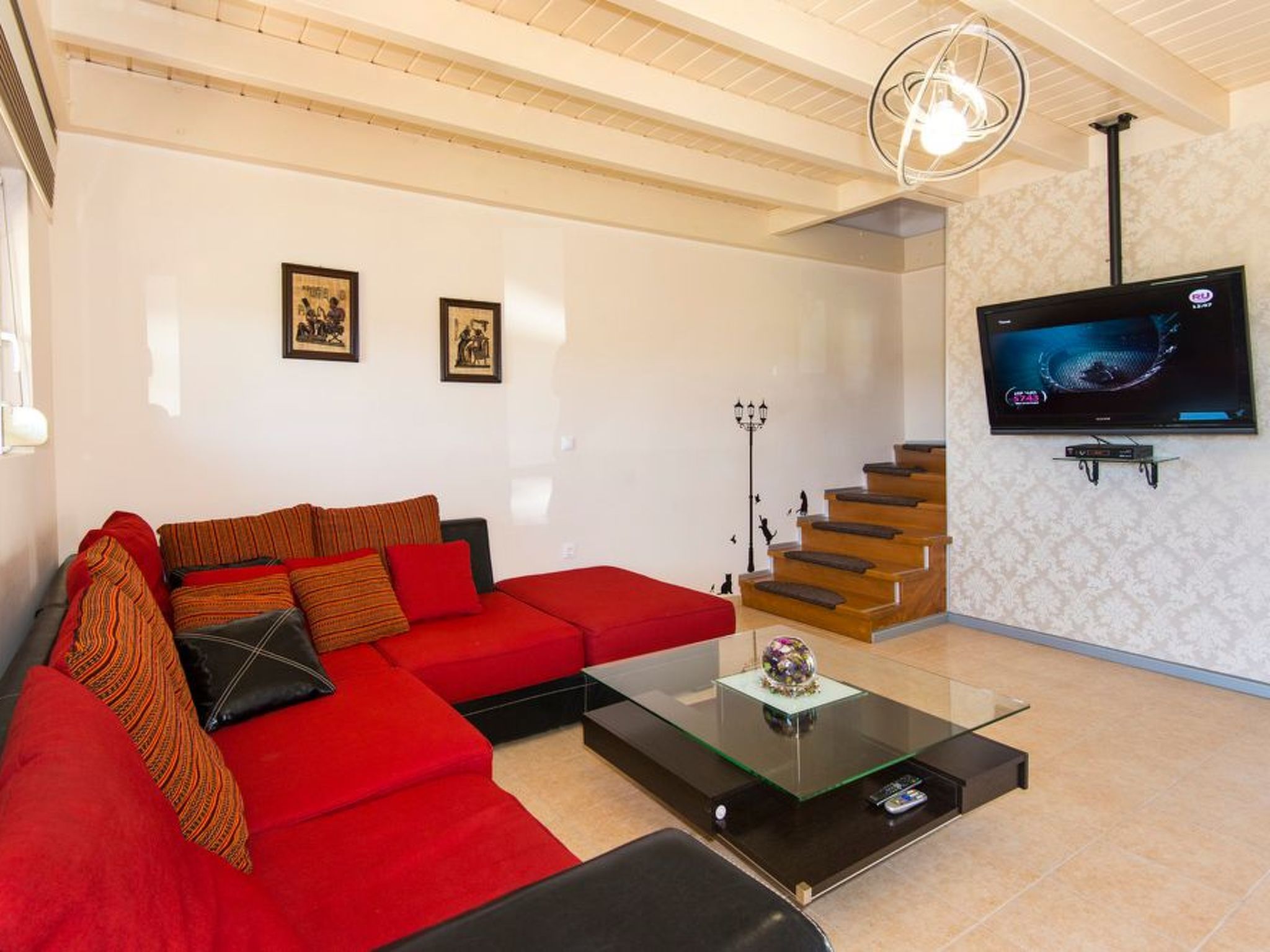 Haus in Kolympia mit Parkplatz und Bergblick-Image-tags.info