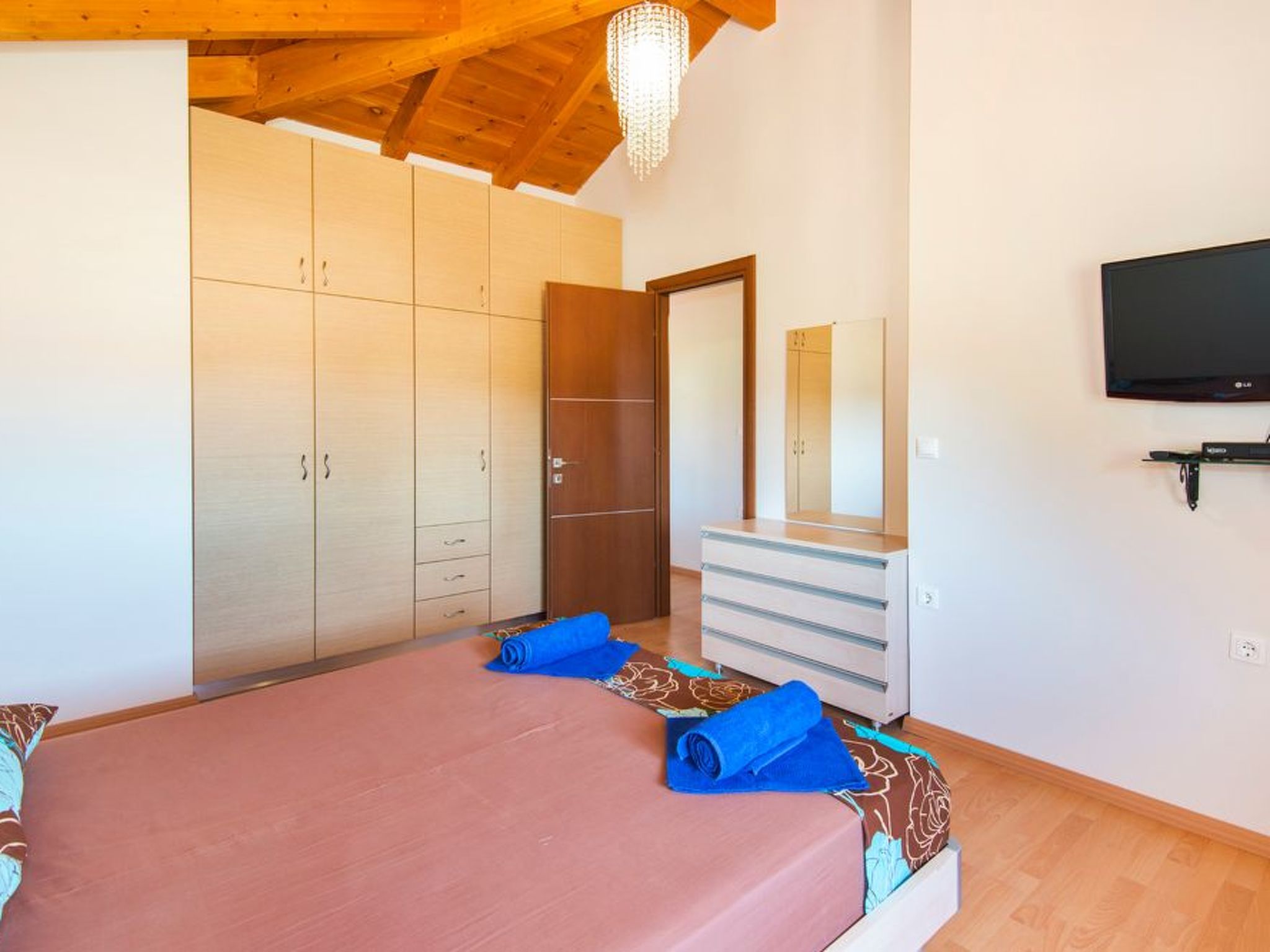 Haus in Kolympia mit Parkplatz und Bergblick-Image-tags.info