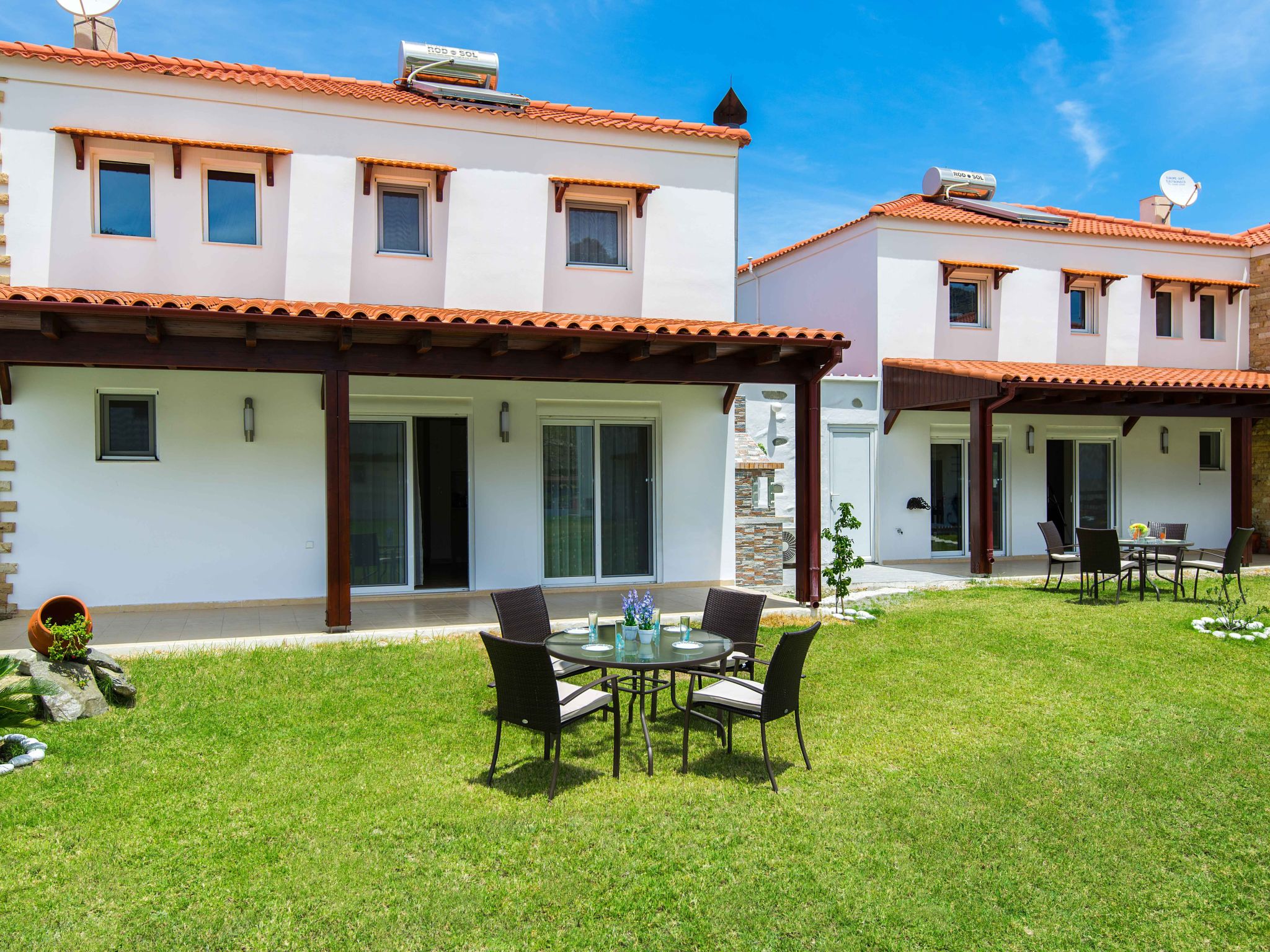 Haus in Kolympia mit Parkplatz und Bergblick-Image-tags.info