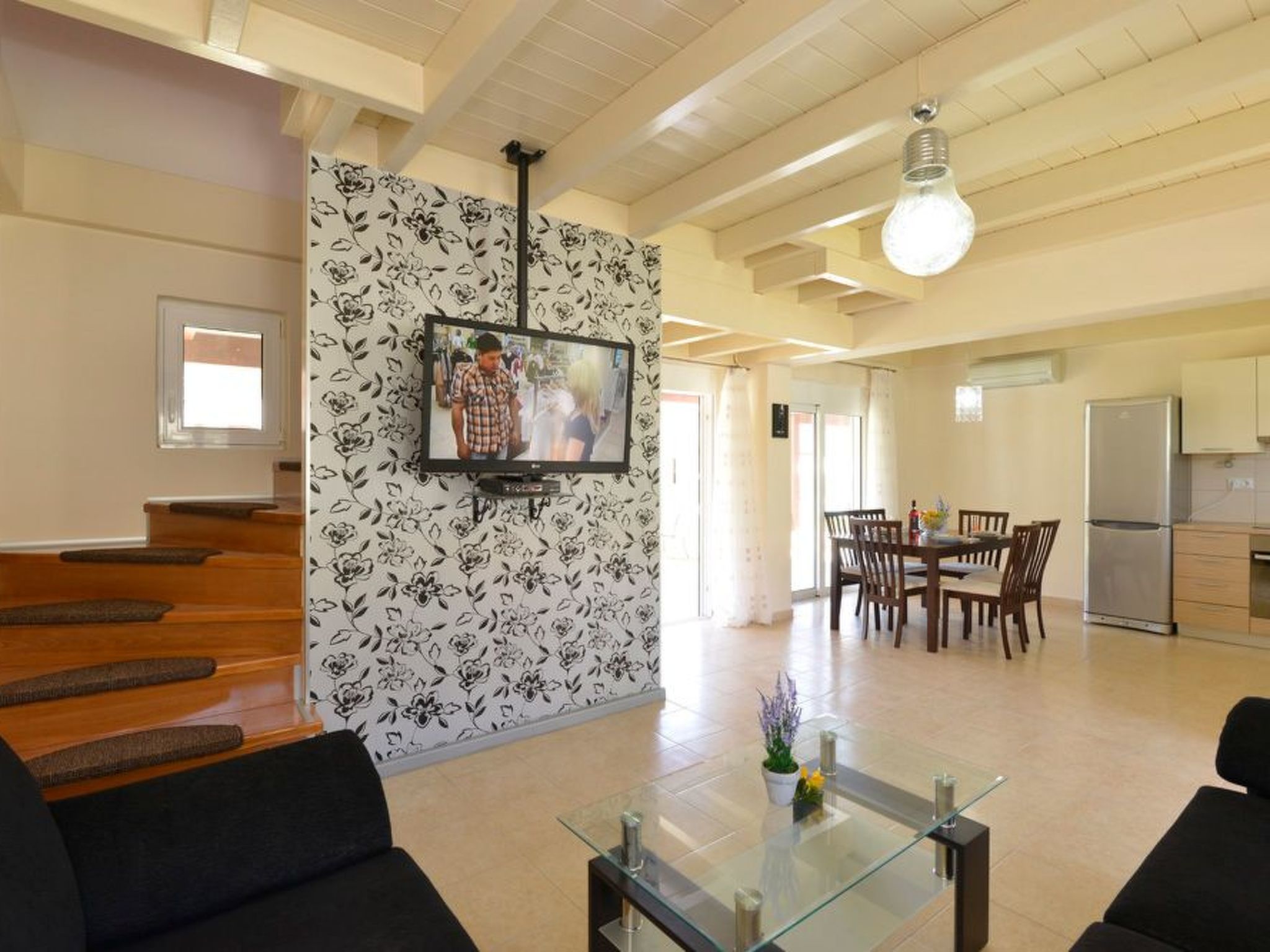 Haus in Kolympia mit Parkplatz und Bergblick-Image-tags.info