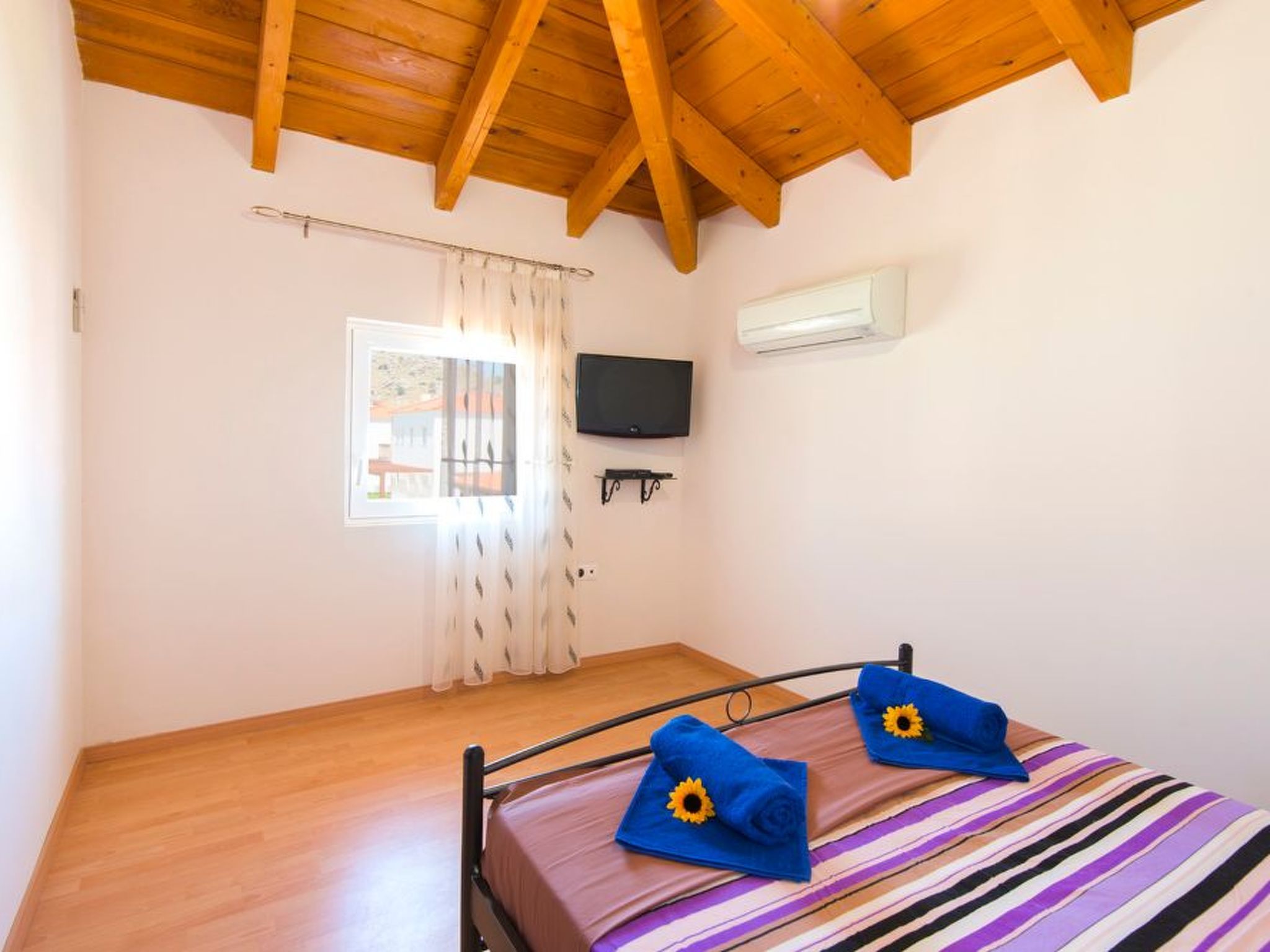 Haus in Kolympia mit Garten und Bergblick-Image-tags.info